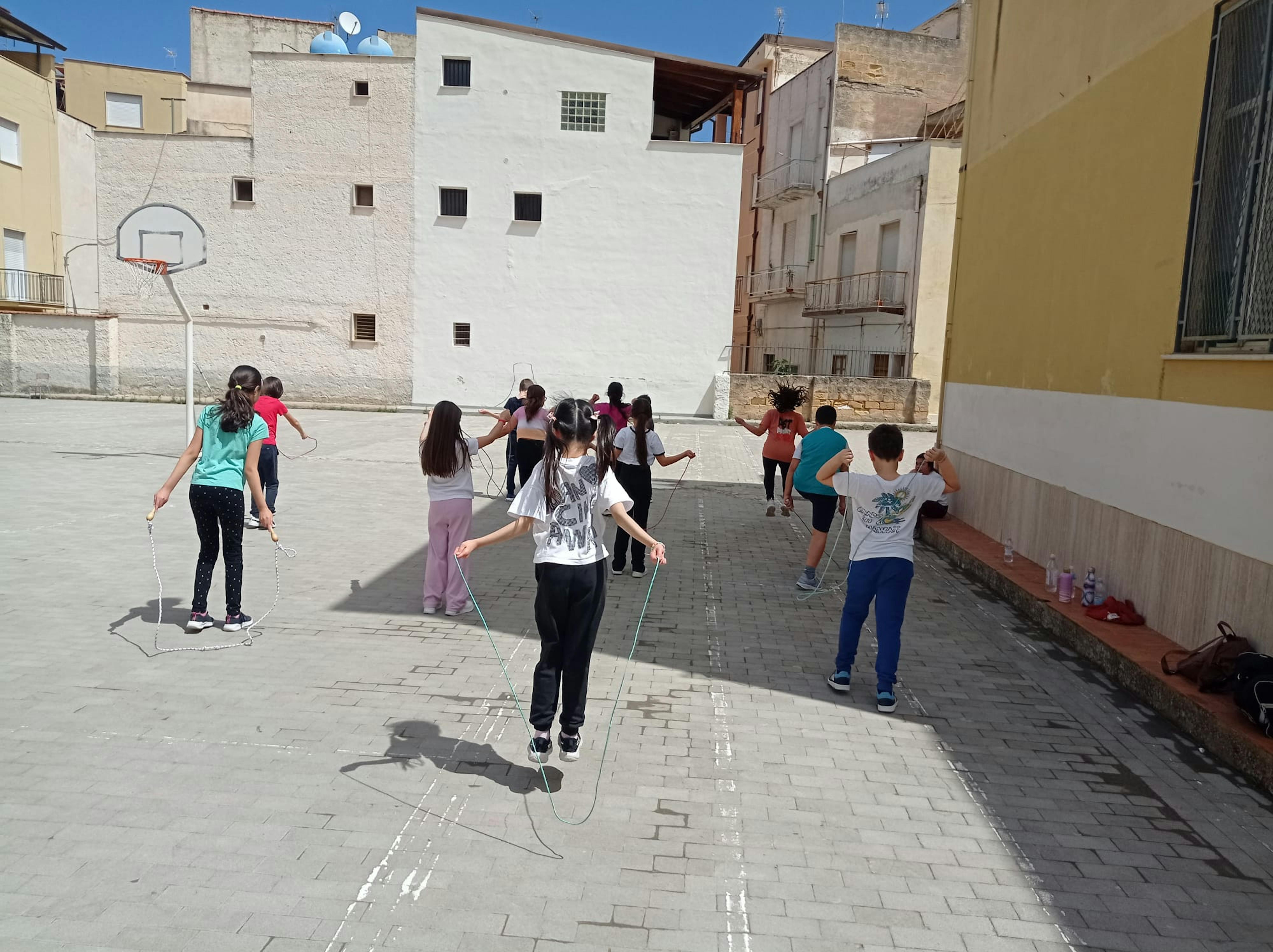 Gioco con la corda nel cortile della scuola
