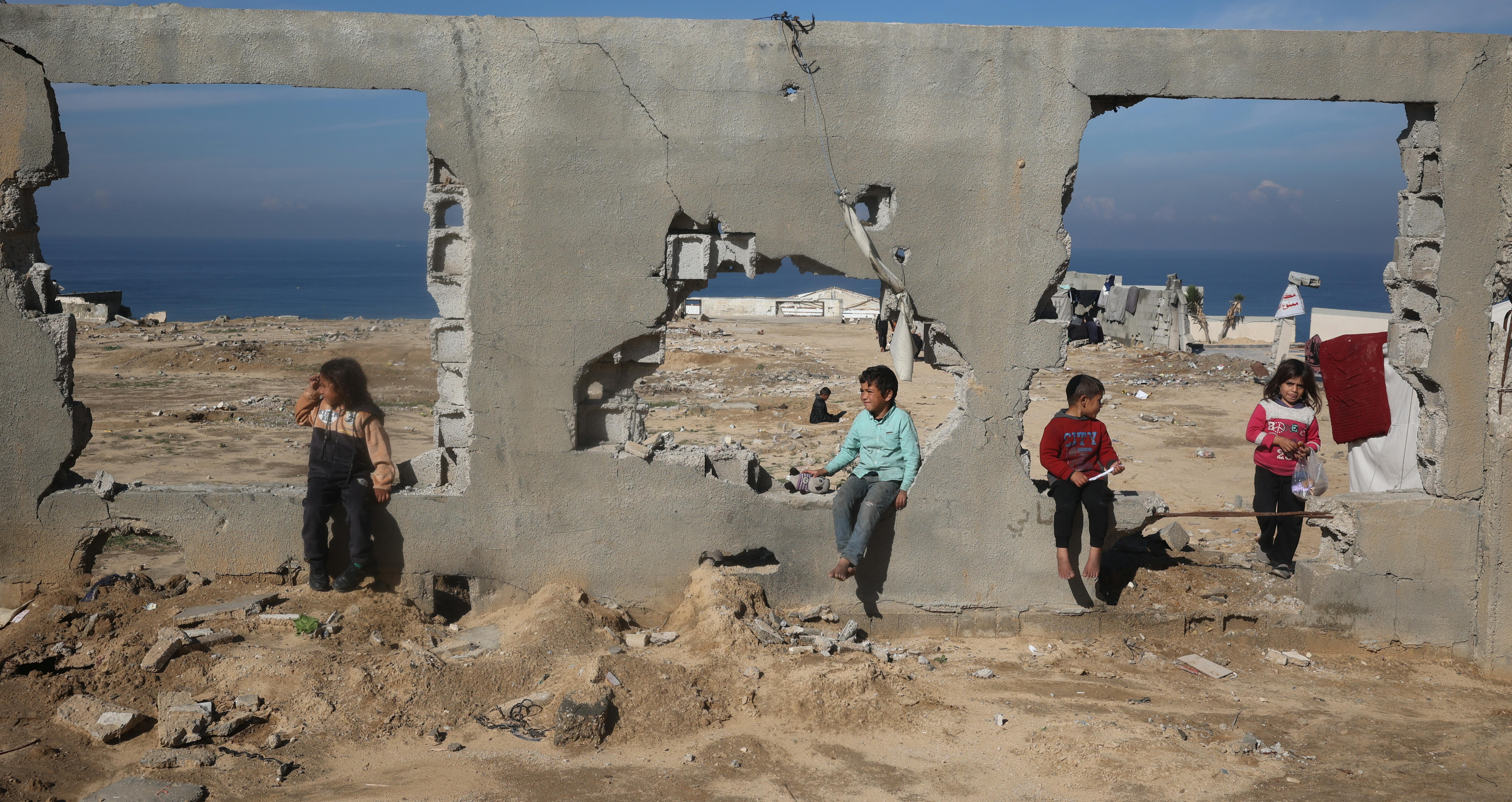 Questi bambini aspettano ad Al Nuseirat, nel centro della Striscia di Gaza, il via libera per iniziare il viaggio di ritorno verso casa, a Gaza City e nelle aree settentrionali, dopo 15 mesi di sfollamento.
