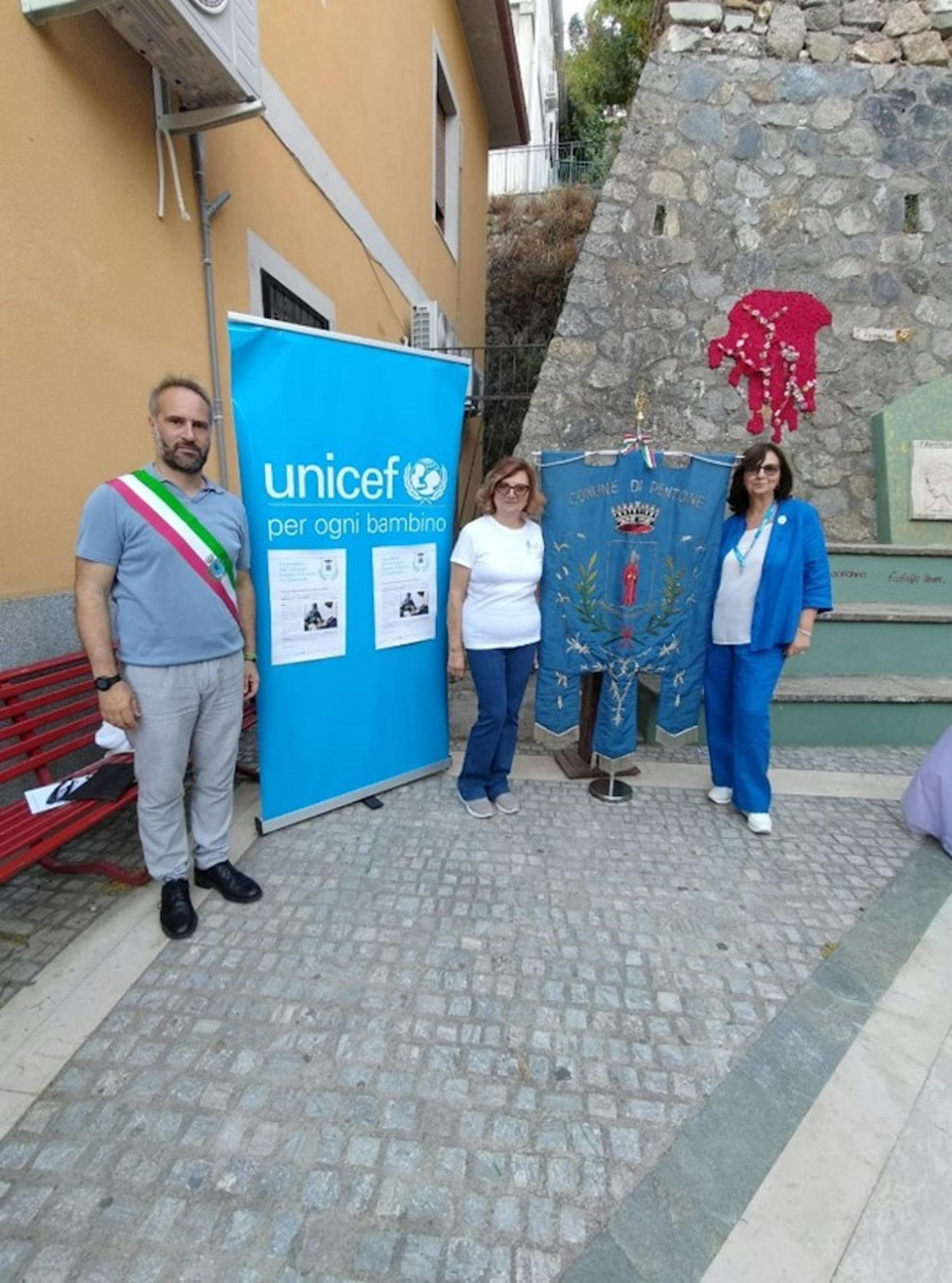 Il sindaco Vincenzo Marino, l'assessore alla gentilezza Anna Pullano e la presidente del comitato provinciale di Catanzaro per l'UNICEF