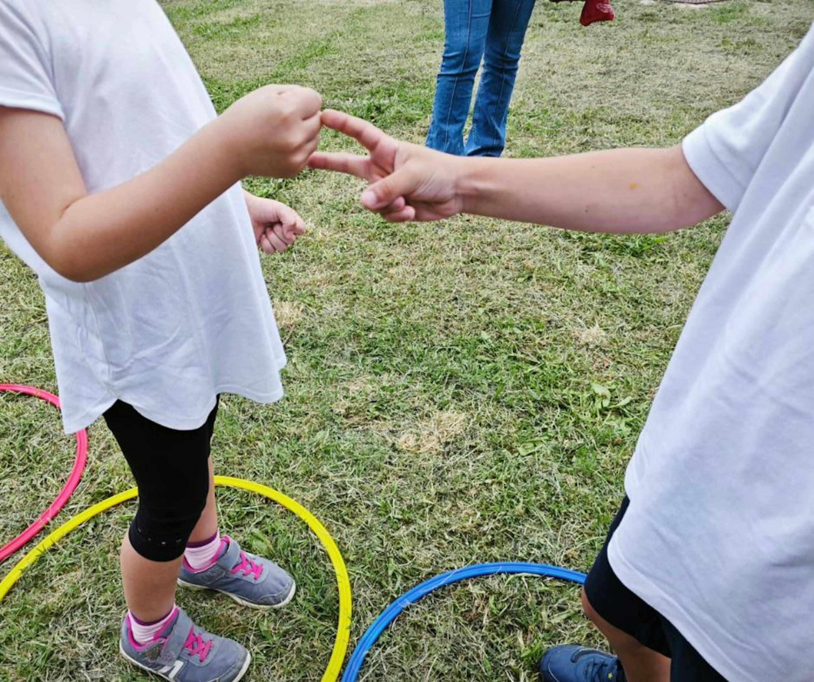 Giornata del diritto al gioco ad Ancona, due bambini giocano a sasso, carta, forbice