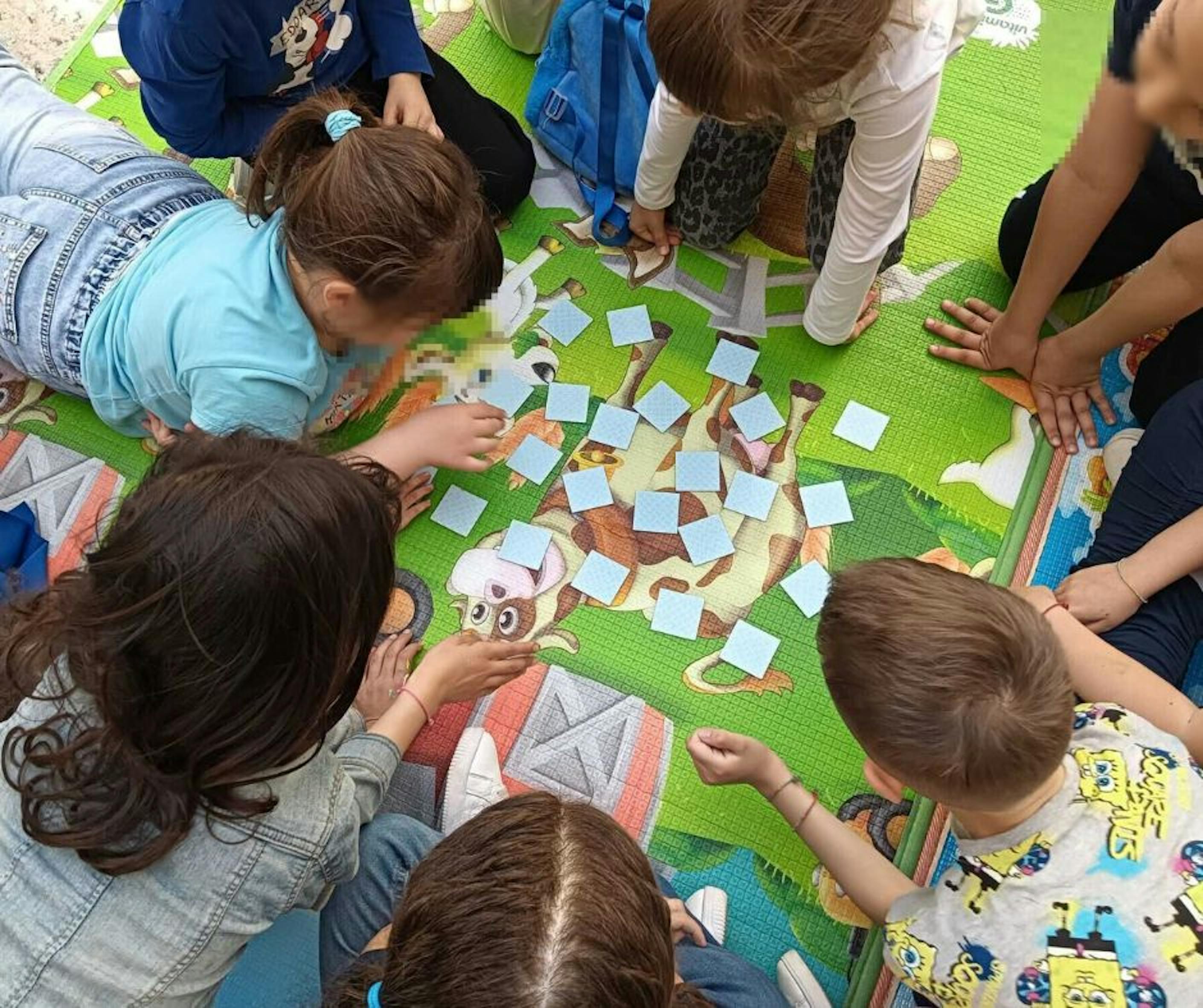 Brindisi, un gruppo di bambini gioca a memory durante le giornate dedicate al Diritto al Gioco di UNICEF