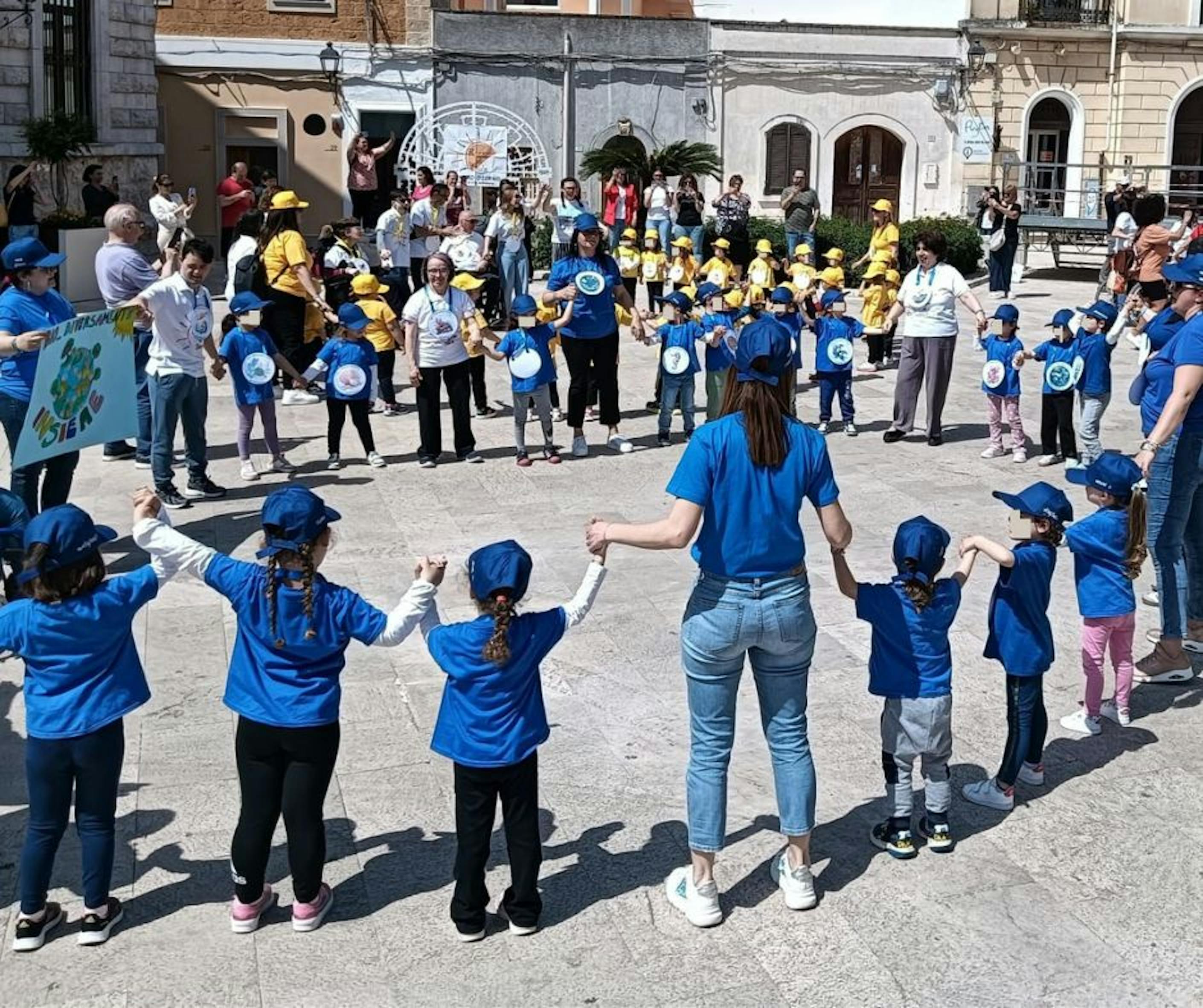 Brindisi, una delle piazze che ha celebrato il Diritto al Gioco con tanti bambini