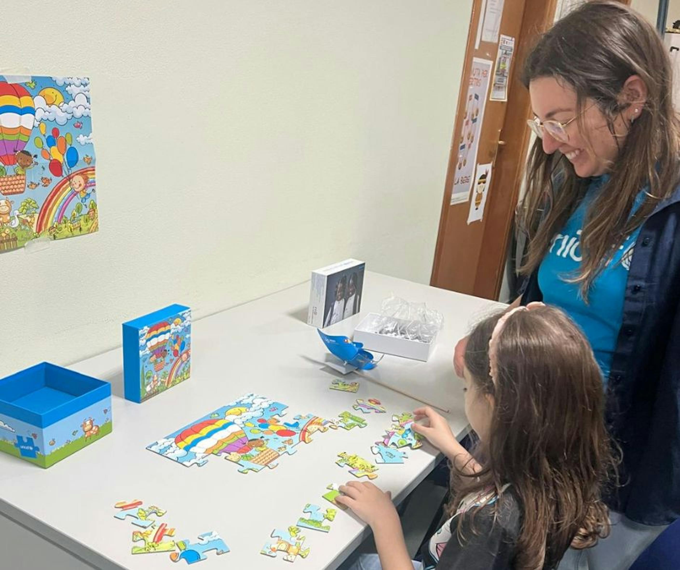 A Campobasso questa bambina realizza un puzzle insieme a una volontaria per la giornata del Diritto al Gioco