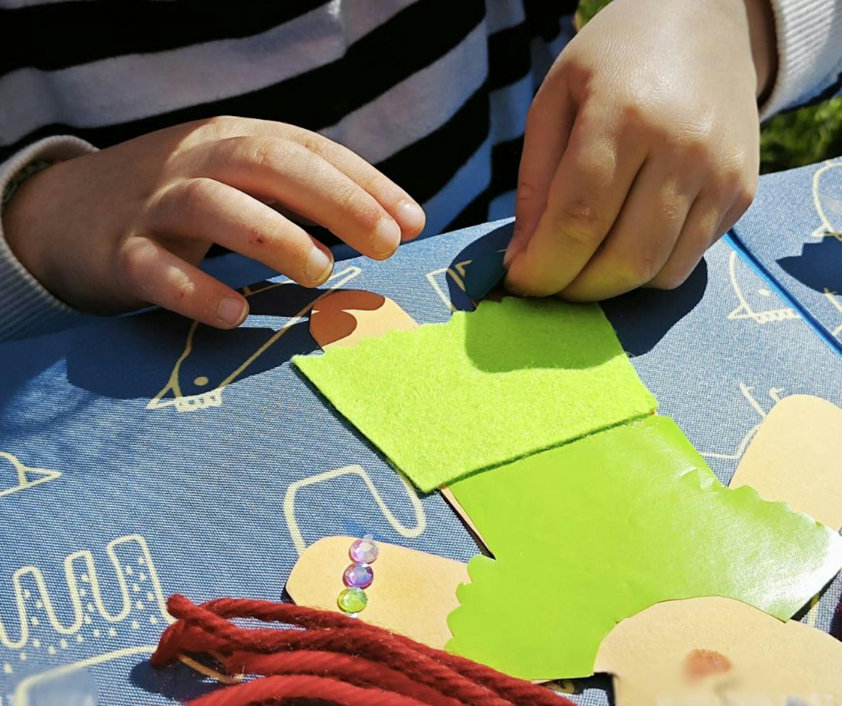 Ancona, un bambino decora un disegno durante le giornate dedicate al Diritto al Gioco di UNICEF