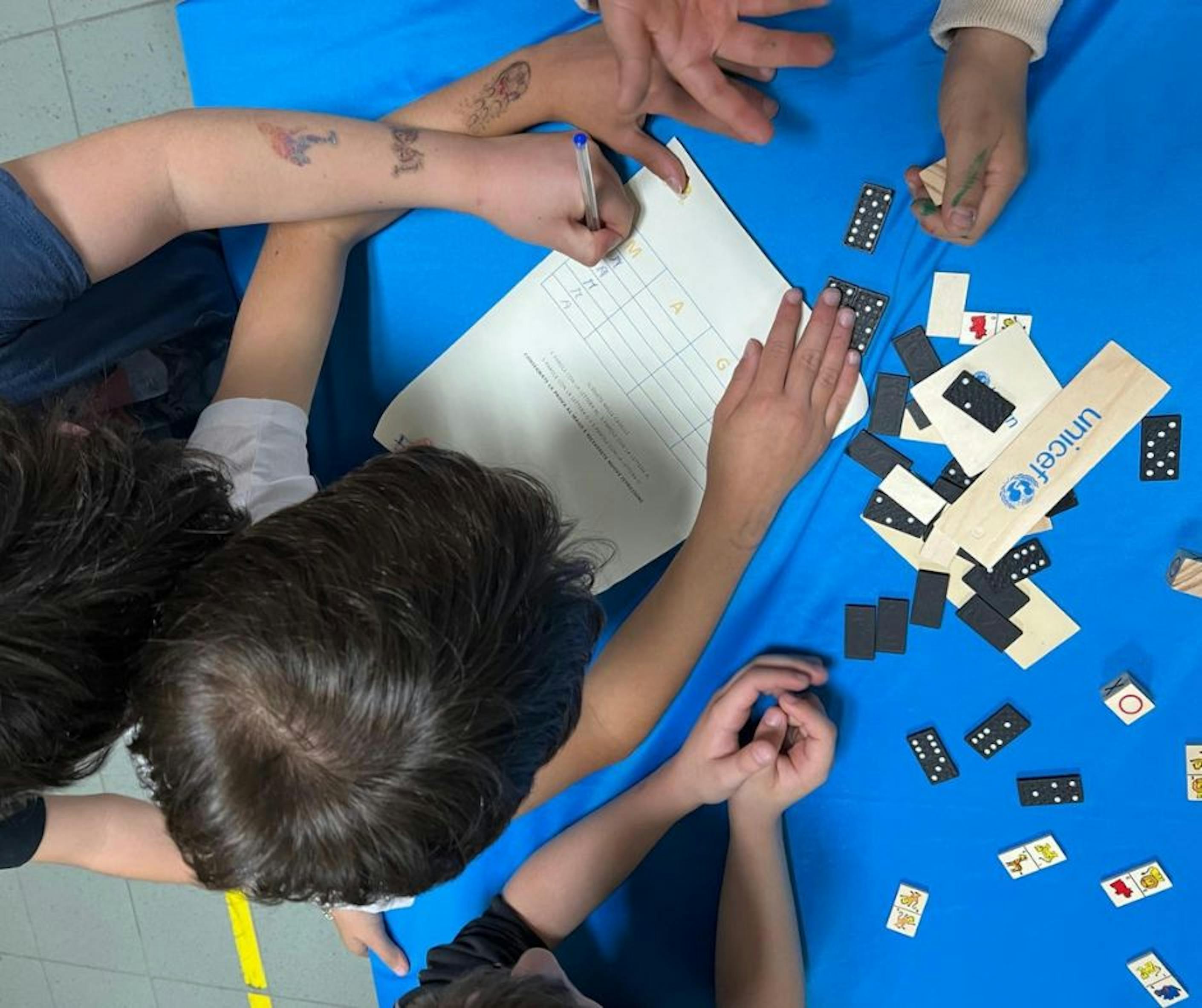 Campobasso, questo bambino gioca a domino per la giornata del Diritto al Gioco di UNICEF
