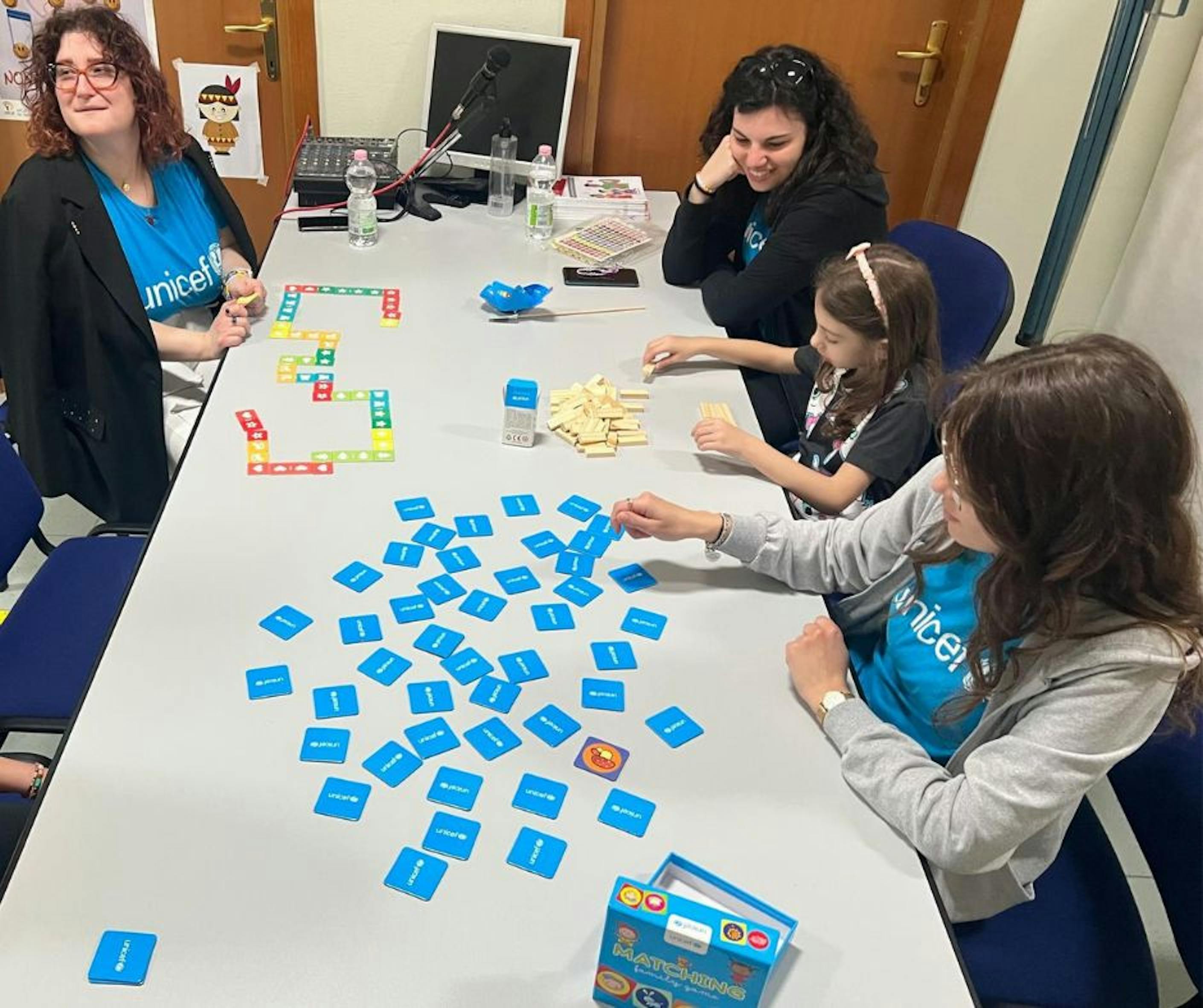 Campobasso, un gruppo di bambini gioca a memory durante le giornate dedicate al Diritto al Gioco di UNICEF