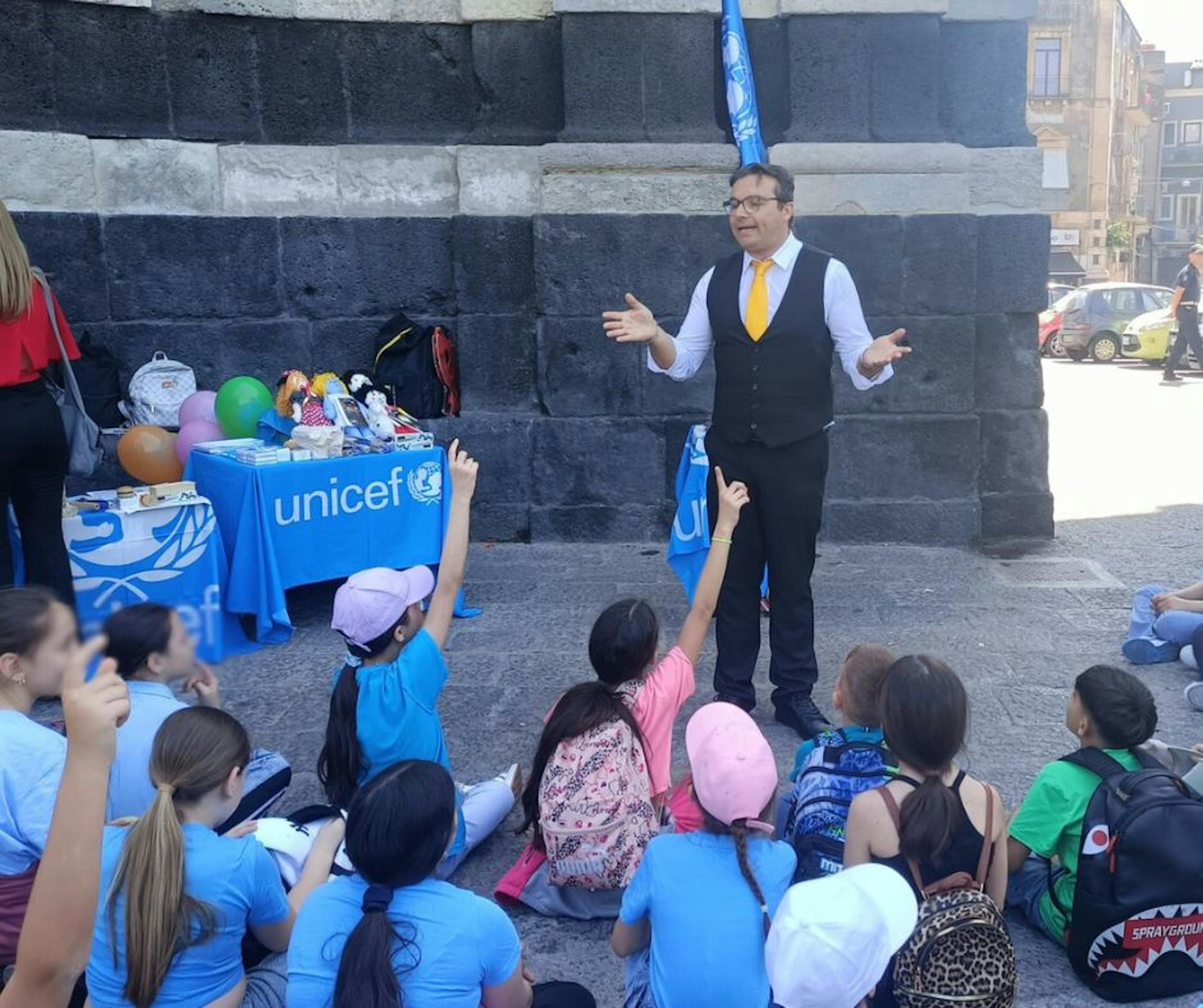 Catania, un gruppo di bambini si riunisce in un punto dell'UNICEF per la giornata del Diritto al Gioco