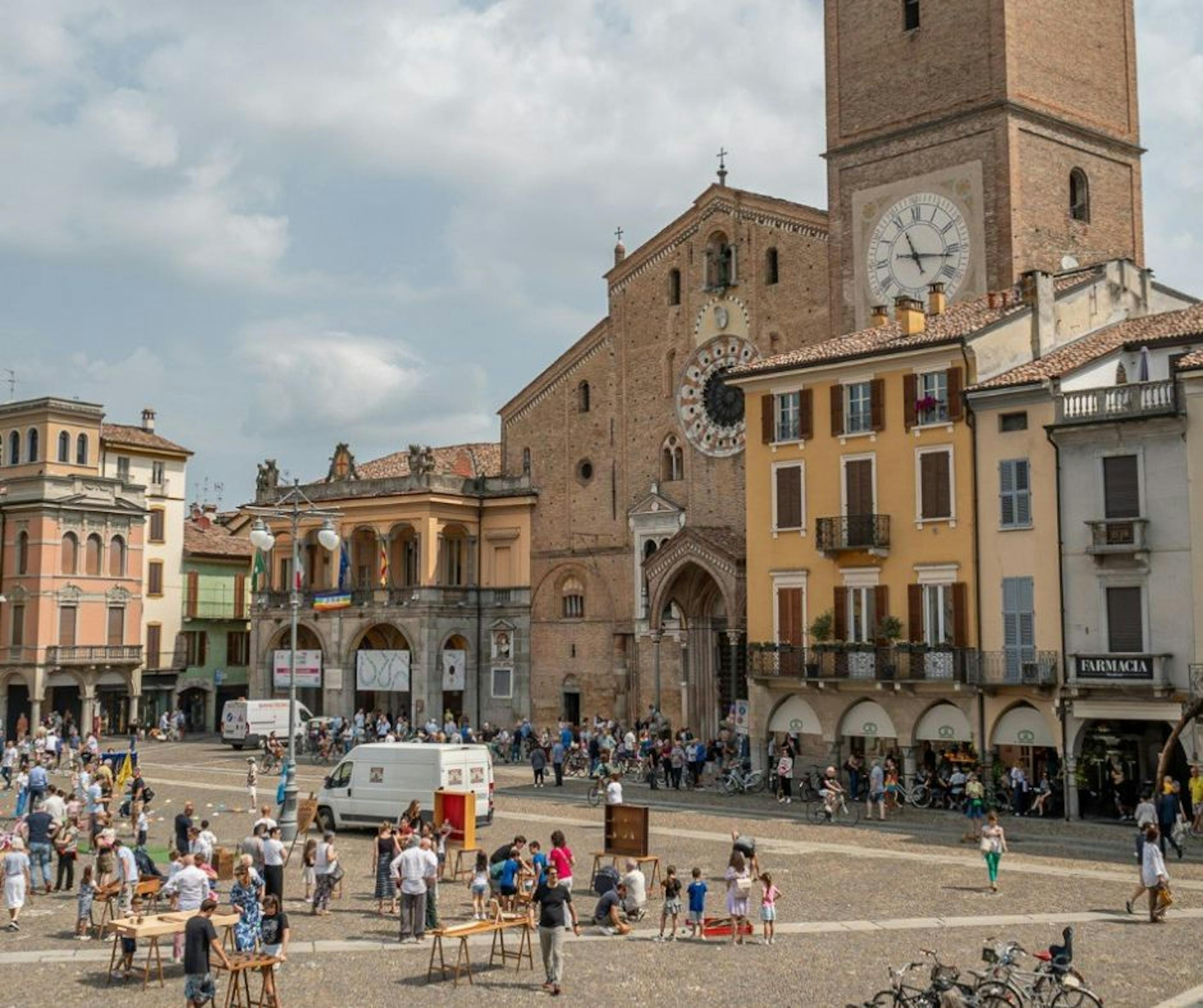 A Lodi, la piazza allestita con tanti giochi e stand per bambini