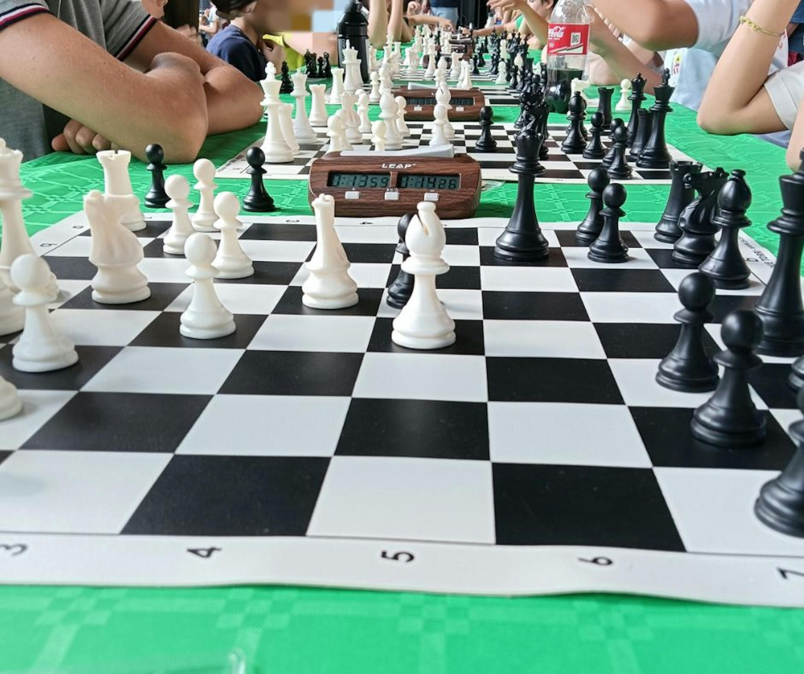 Una serie di scacchiere in cui i ragazzi hanno potuto sfidarsi durante la giornata per il Diritto al Gioco a Como