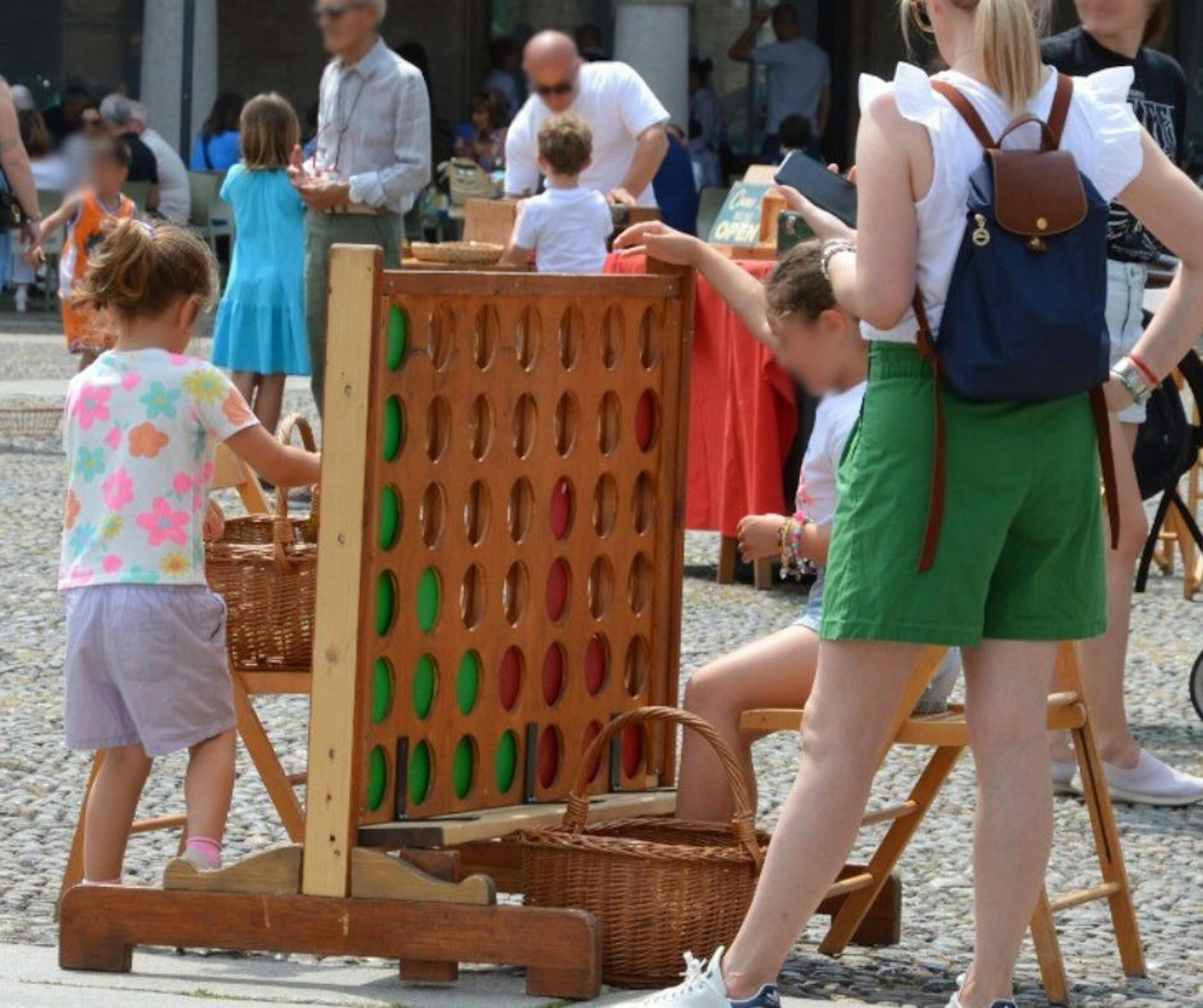 Lodi, installazione di un tris gigante in occasione della giornata del Diritto al Gioco