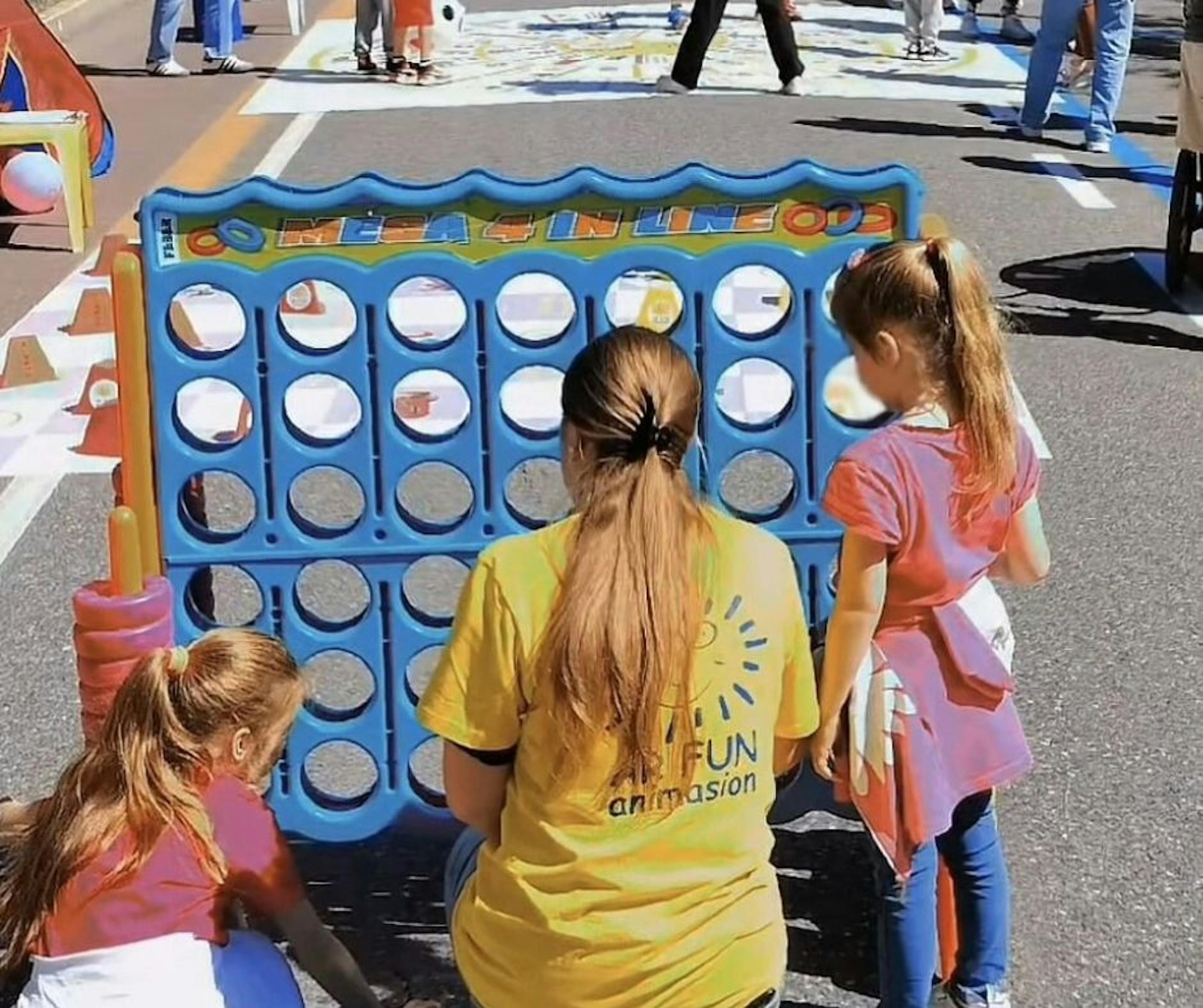 Fano, installazione di un tris gigante in occasione della giornata del Diritto al GIoco