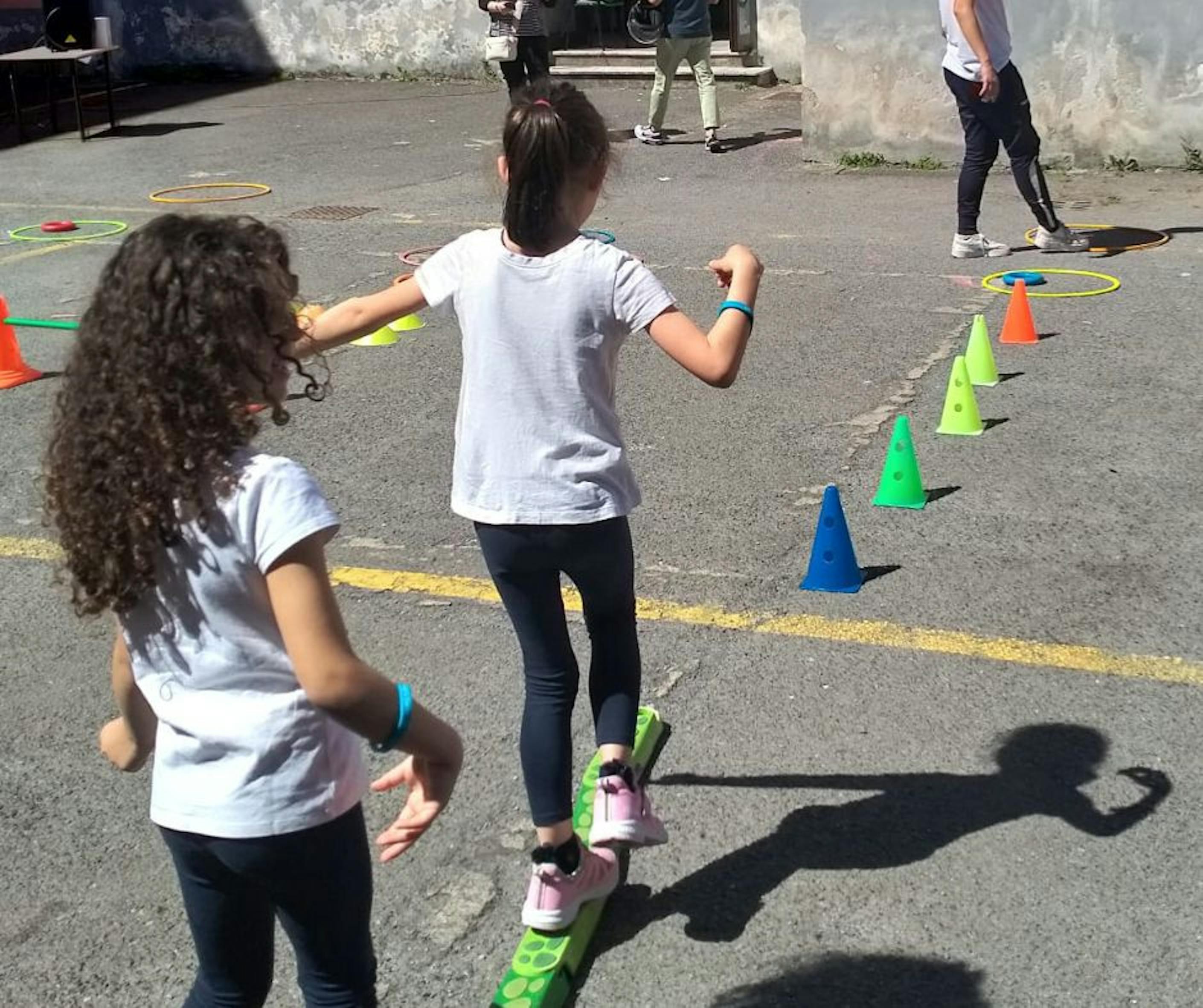 Salerno, bambine percorrono un percorso ad ostacoli organizzato dai volontari dell'UNICEF per la Campagna sul Gioco