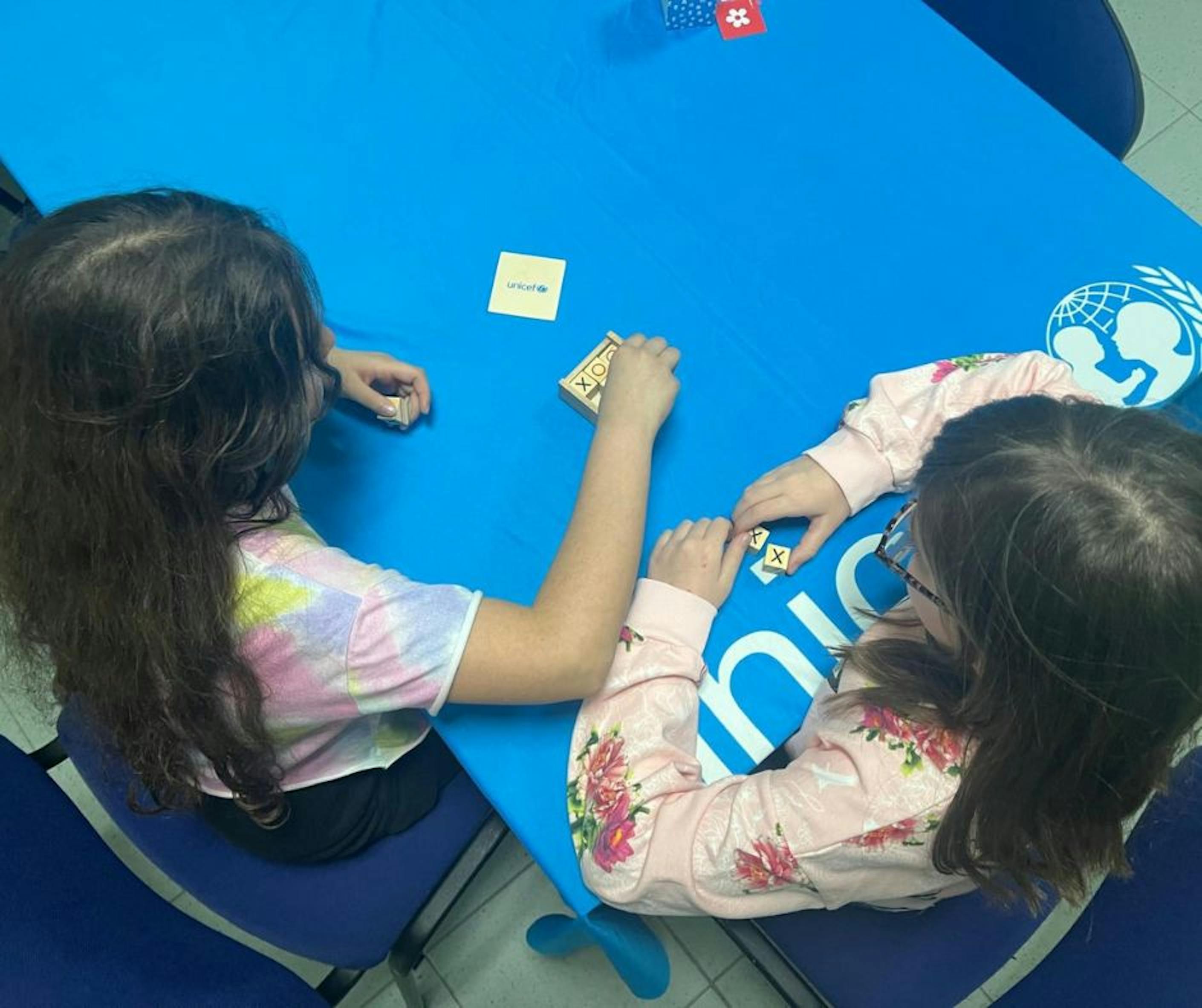 Campobasso, bambine giocano a tris durante la giornata dedicata al Diritto al Gioco