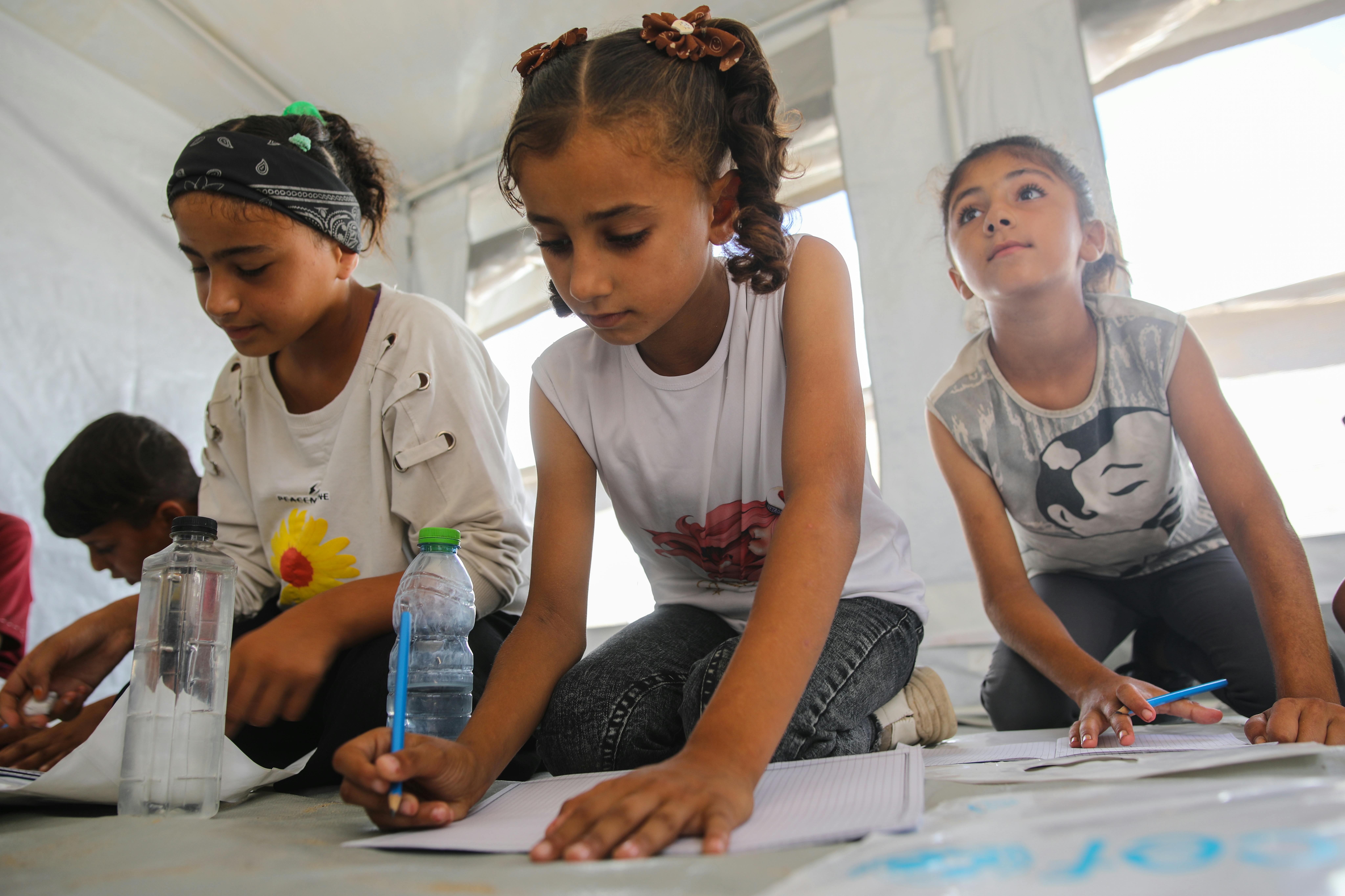 11 agosto 2024, Rital, 10 anni, disegna in uno spazio di apprendimento sicuro di Asdaa nella Striscia di Gaza, nello Stato di Palestina.