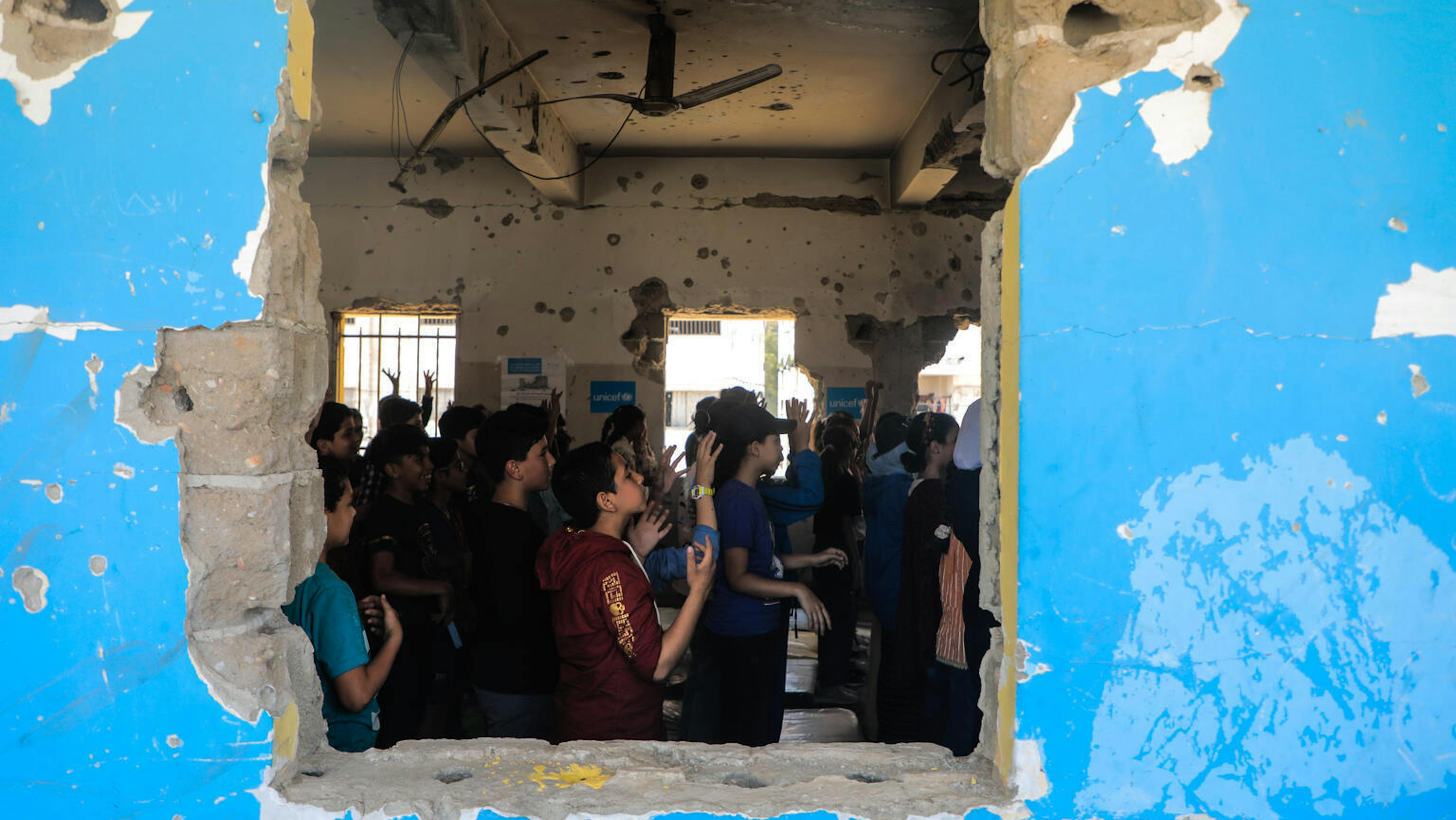 Particolare di una classe completamente danneggiata a Gaza, qui l'UNICEF ha organizzato un'attività di Educazione al Rischio da Ordigni Esplosivi (EORE) per i bambini, utilizzando uno spettacolo di burattini per sensibilizzare sui pericoli dei residuati bellici esplosivi.