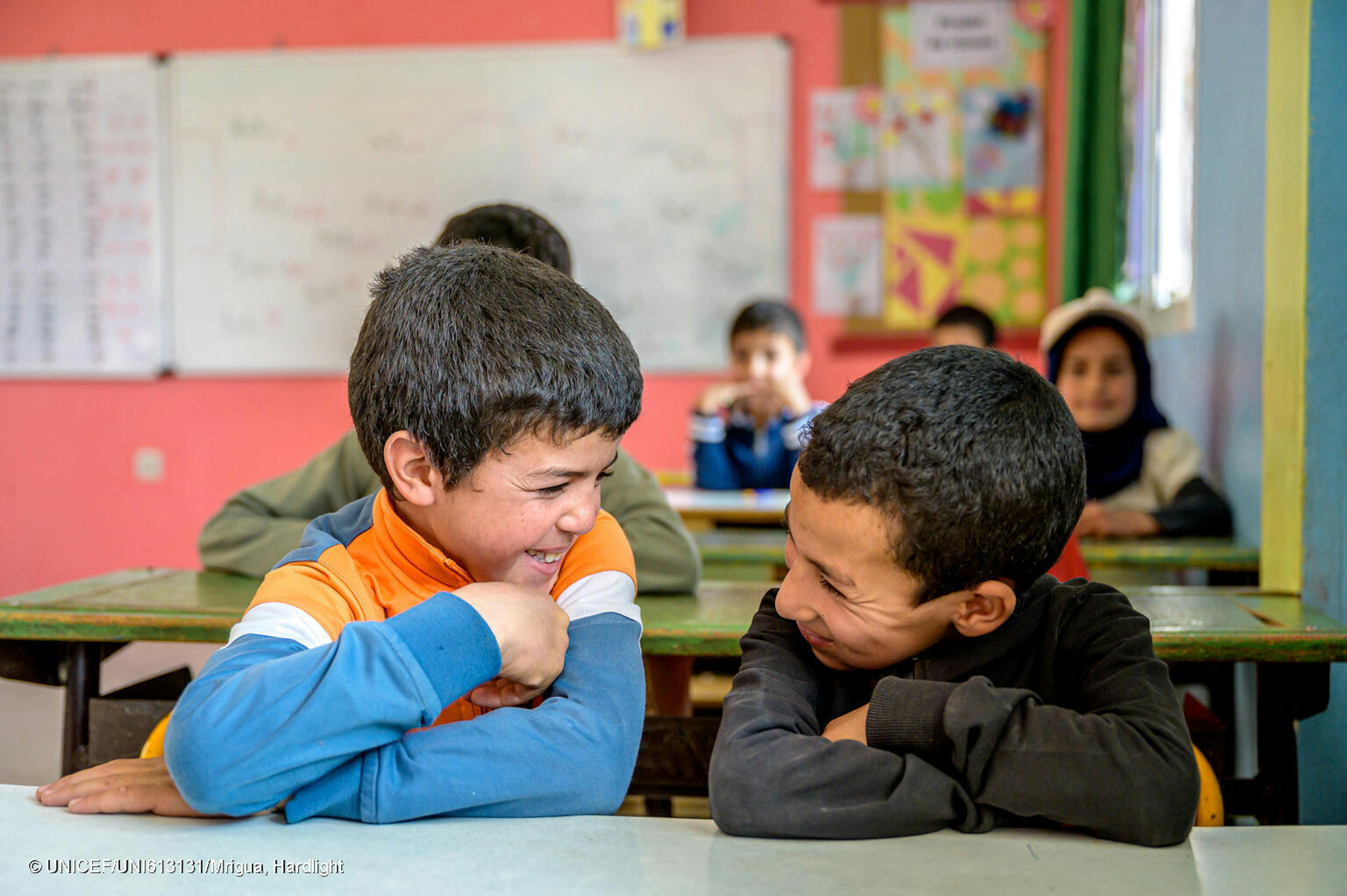 Marocco, Youssef (9 anni) e Youness (7 anni),  sono felici di trovarsi in classe insieme nella scuola di Toubkal. La loro scuola è stata danneggiata dal terremoto  del 2024