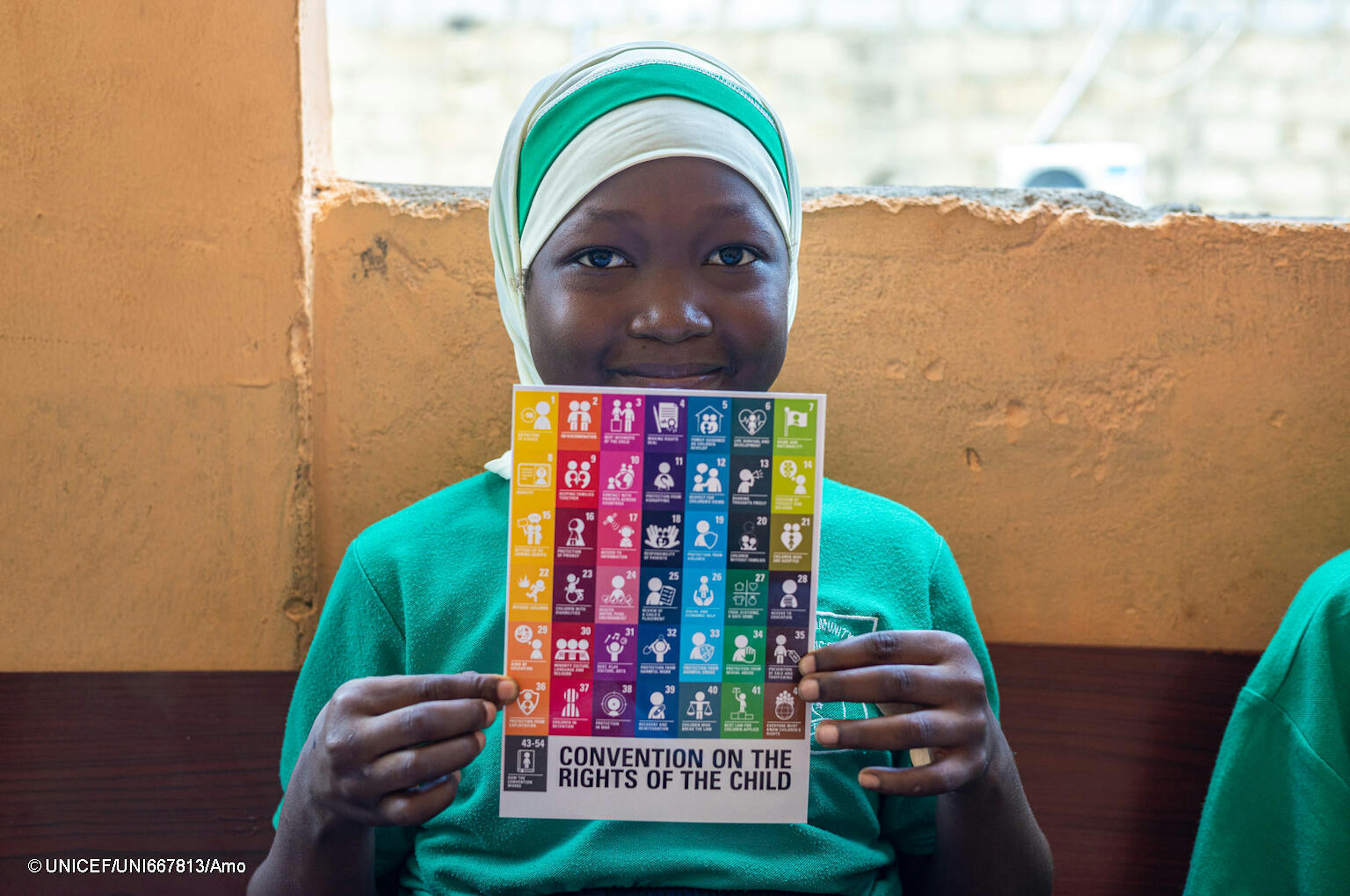 Una bambina con la CRC in un laboratorio organizzato da UNICEF nella sua scuola a ACCRA, Ghana.