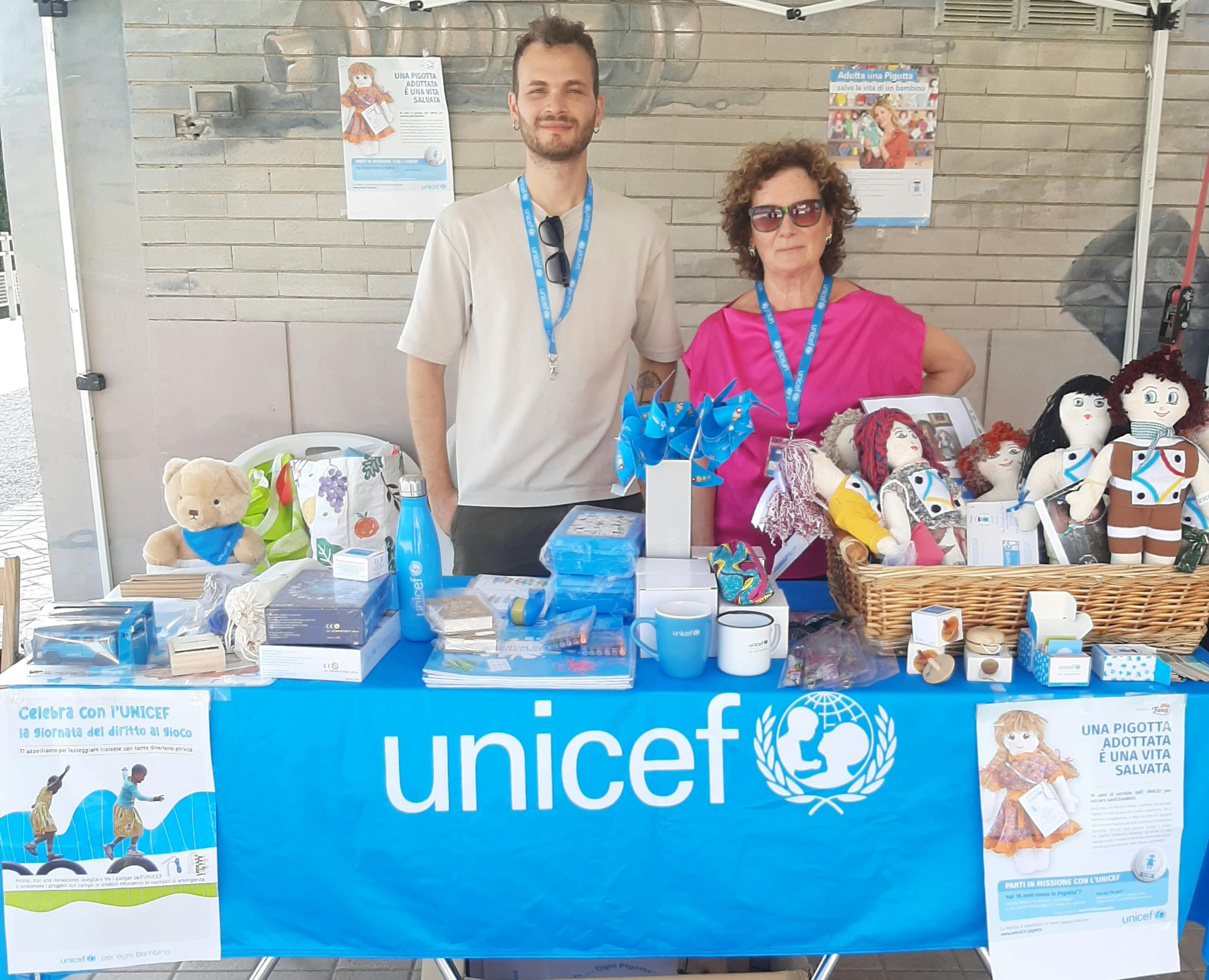 Banchetto UNICEF  all'iniziativa AMA aquilone
