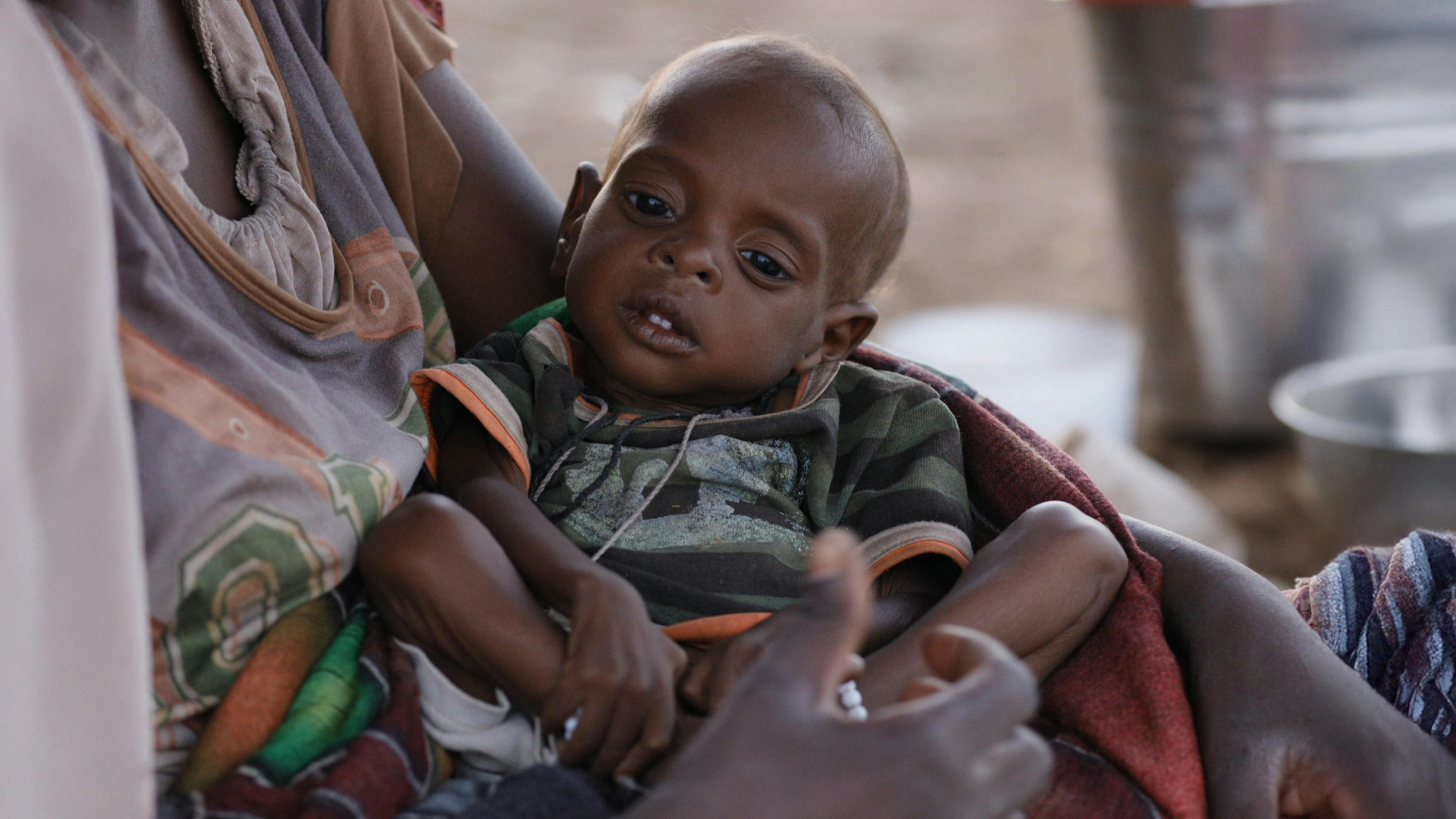 Hawa tiene suo figlio Waleed in un rifugio temporaneo a Tawila, nel Nord Darfur. Waleed è stato ricoverato nell'ospedale di Zamzam quando l'ospedale è stato colpito dall'artiglieria