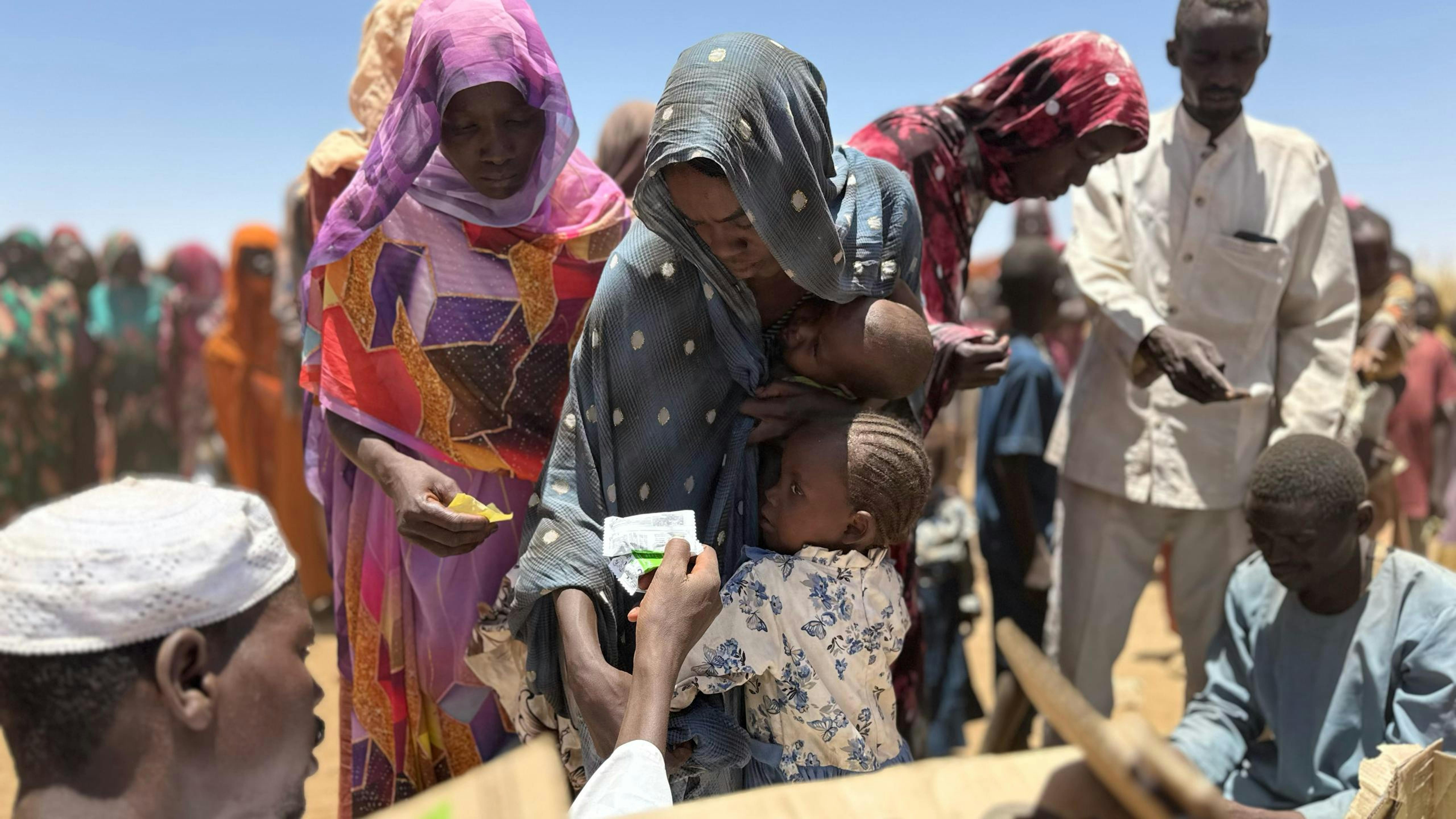 Il 15 aprile, i genitori e gli operatori sanitari ricevono forniture e sostegno dall'UNICEF e dai partner nel campo di Zamzam a Tawila, nel Nord Darfur