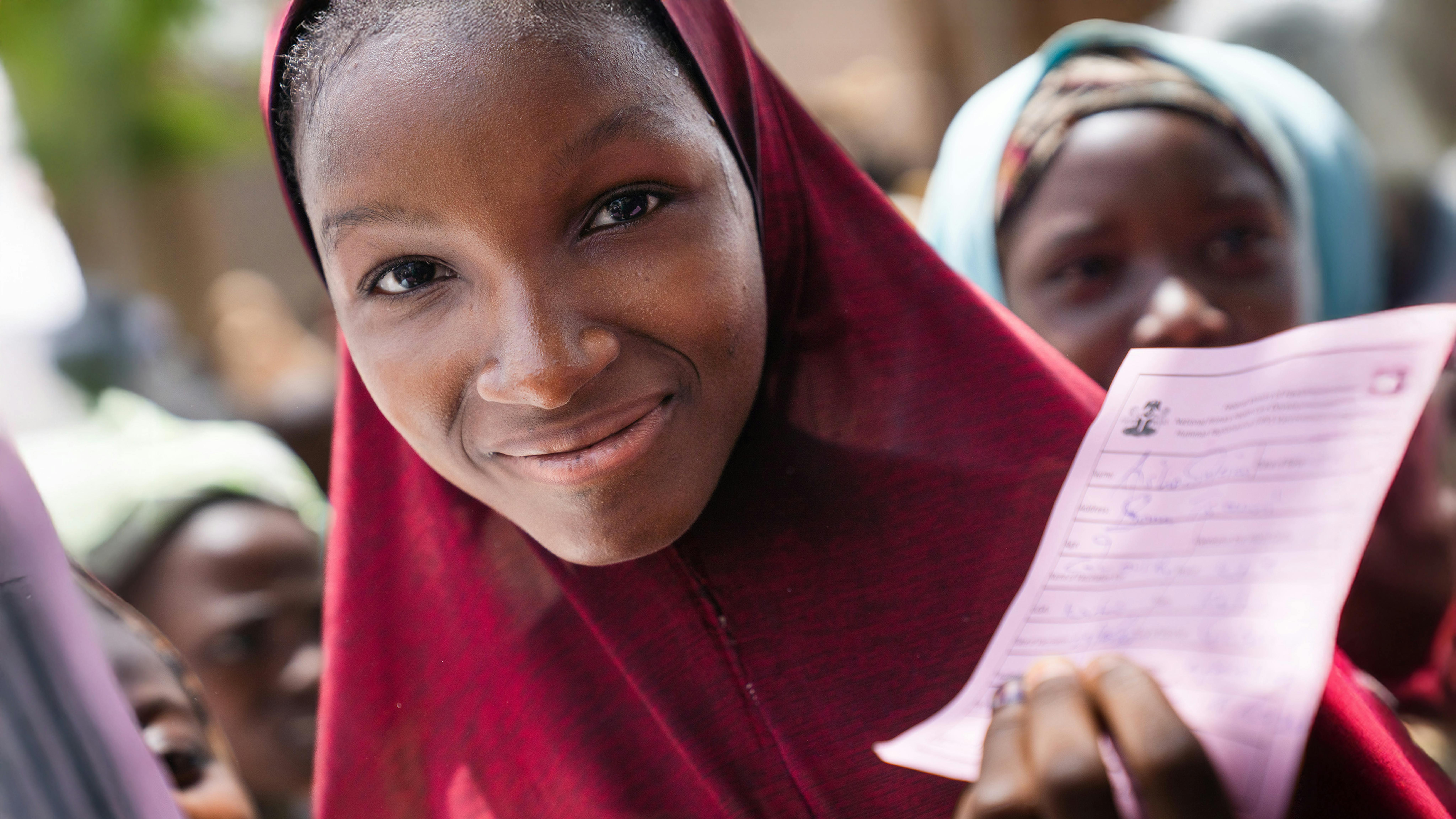 Le ragazze mostrano le loro tessere di vaccinazione dopo essere state vaccinate contro il papillomavirus umano (HPV), in una clinica mobile a Katsina, in Nigeria