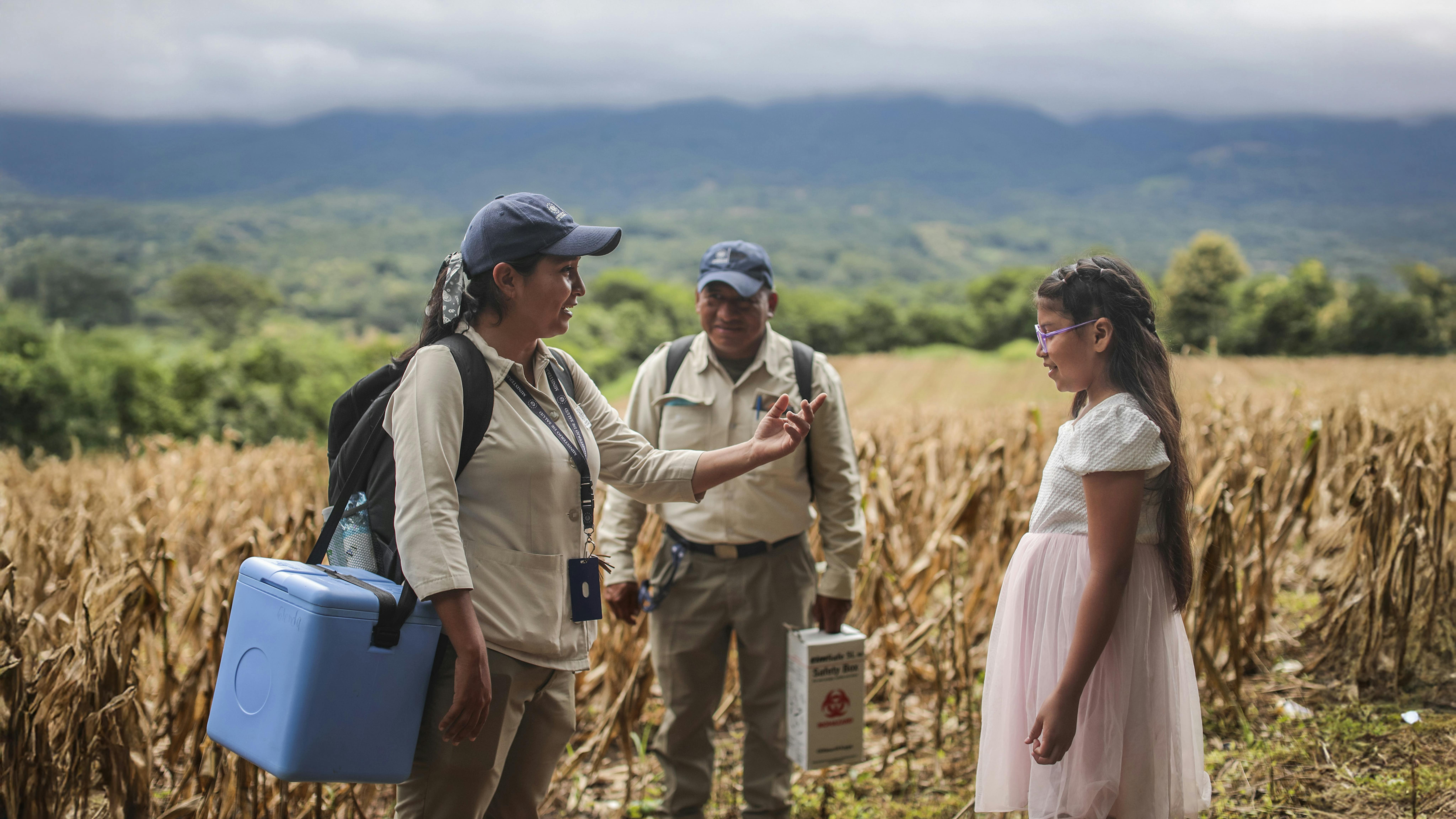 Glenda Mejía, 29 anni, promotrice della salute assegnata all'Unità Sanitaria Zacamil Guazapa di San Salvador, effettua una visita di monitoraggio a casa di Angeline Nicolle Anaya, 10 anni, che è stata vaccinata con il programma di vaccinazione del Ministero della Salute, compreso il vaccino per prevenire il Papillomavirus Umano.
