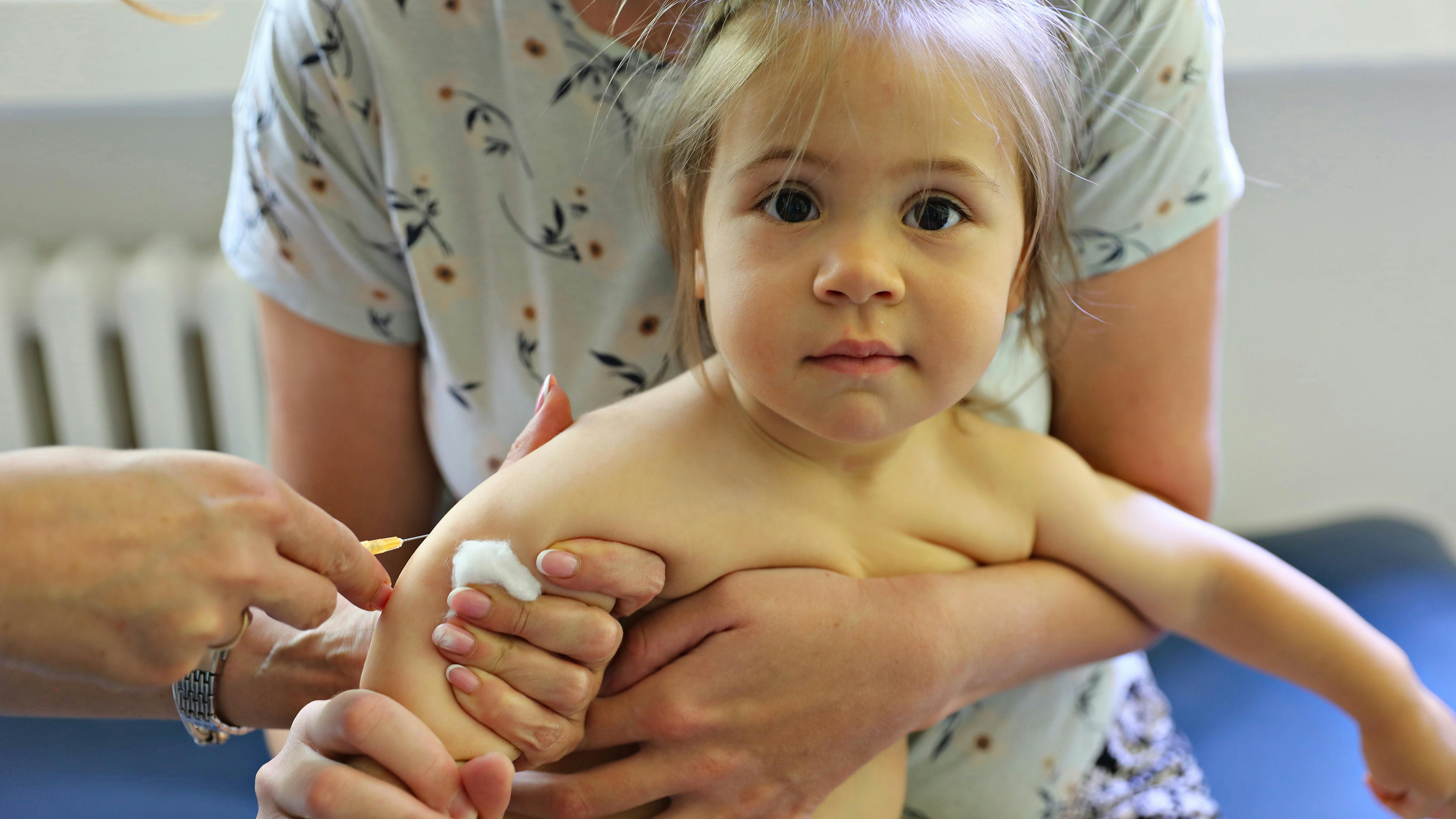 Immunizzazione di un bambino presso DZ Zemun, a Belgrado, Serbia.