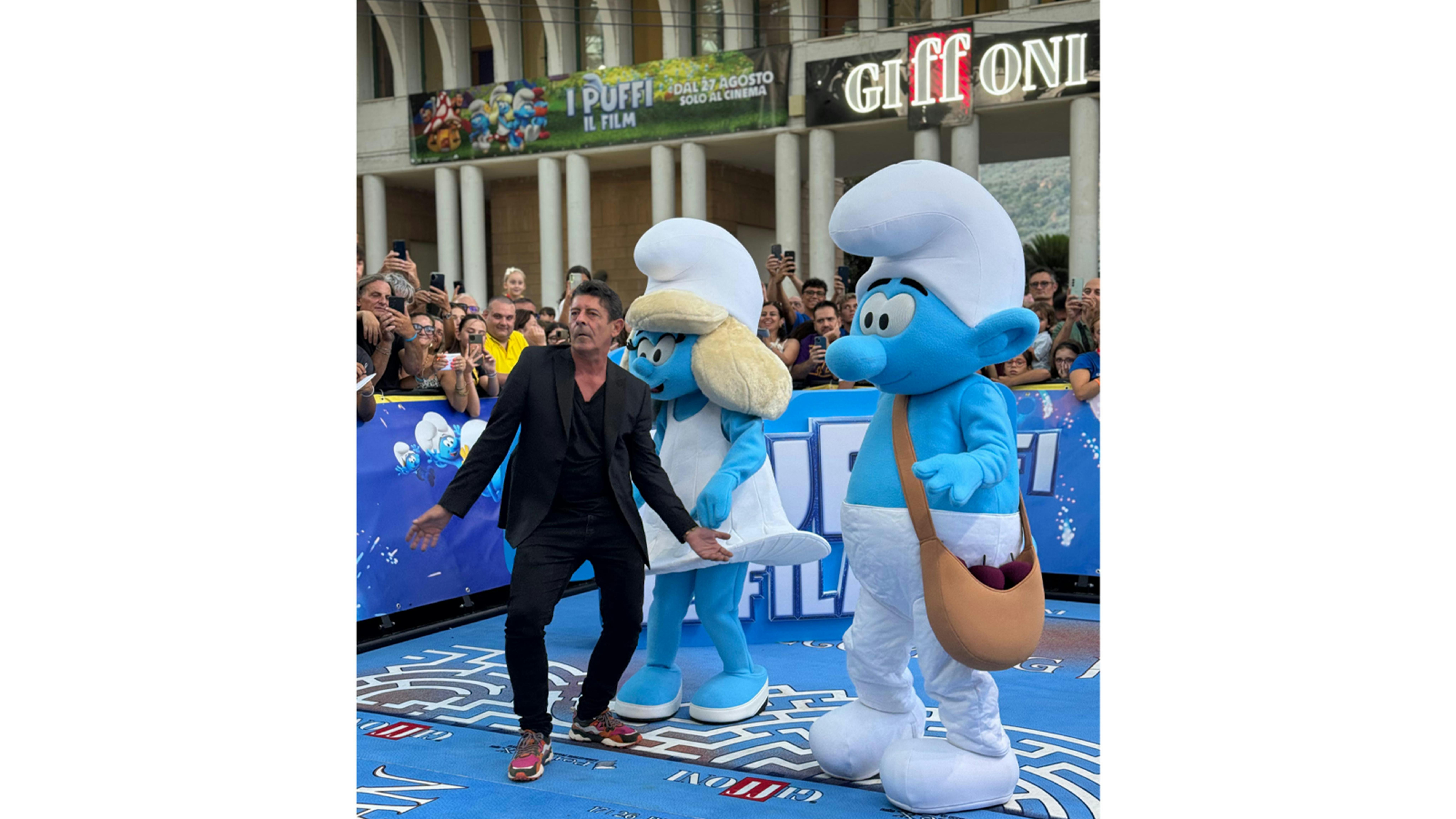 Anche Luca Laurenti posa con i Puffi
