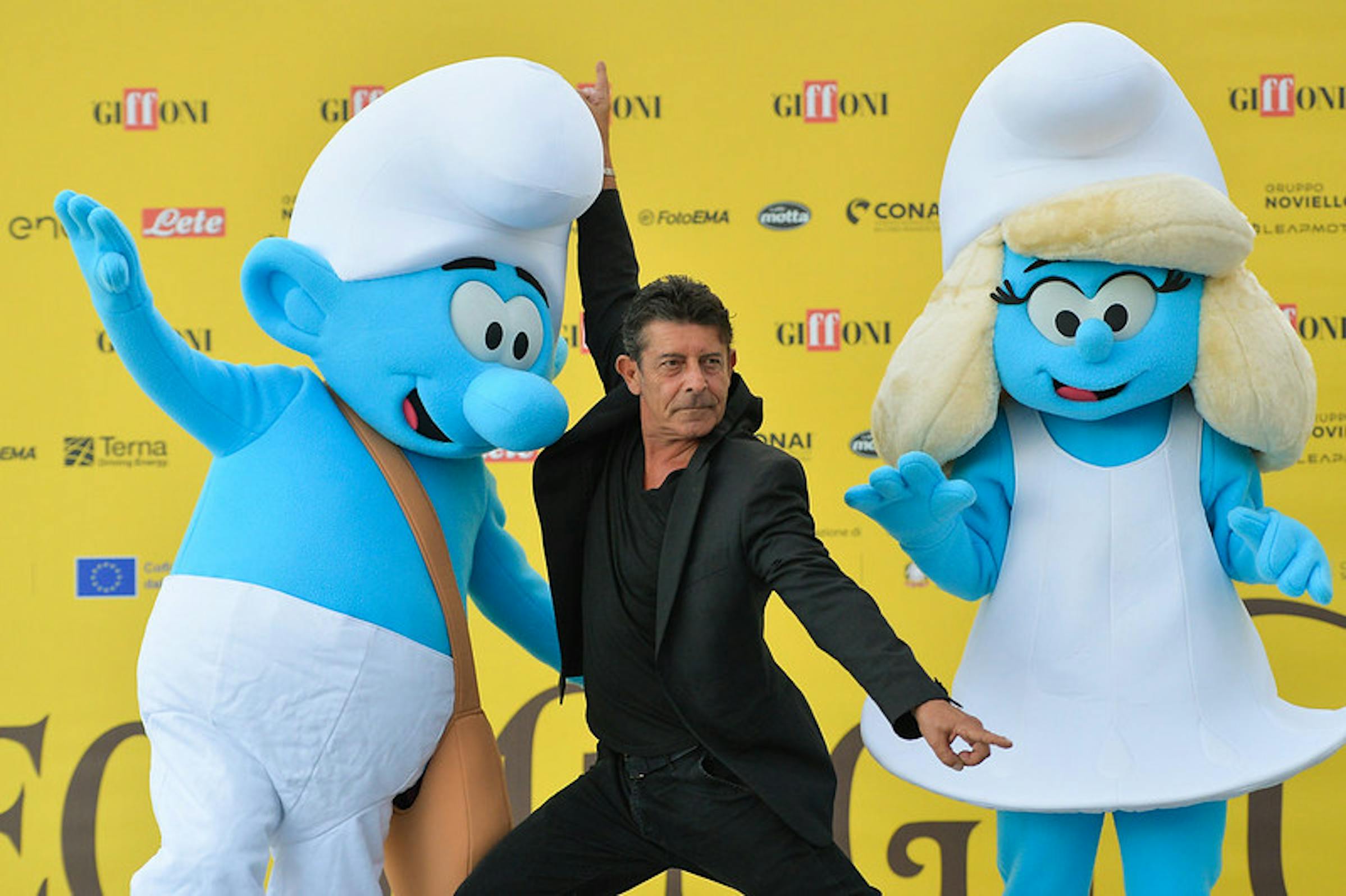 Luca Laurenti insieme ai Puffi, di cui è uno dei doppiatori, sfila al Giffoni Film Festival