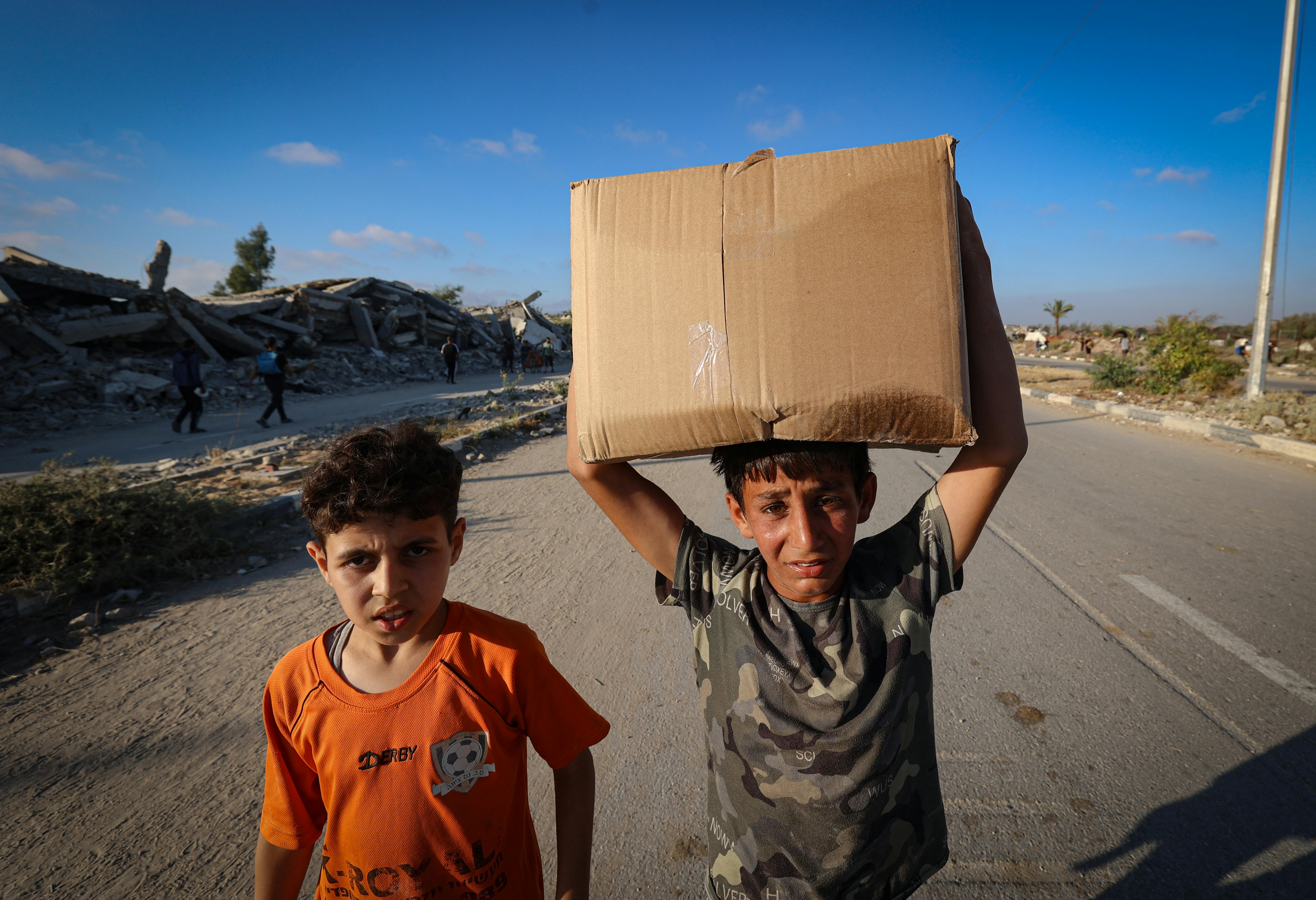 Striscia di Gaza: Fadi, 13 anni, rischia la vita per portare a casa un po' di cibo dalla distribuzione GHF per sua madre e i suoi fratelli.