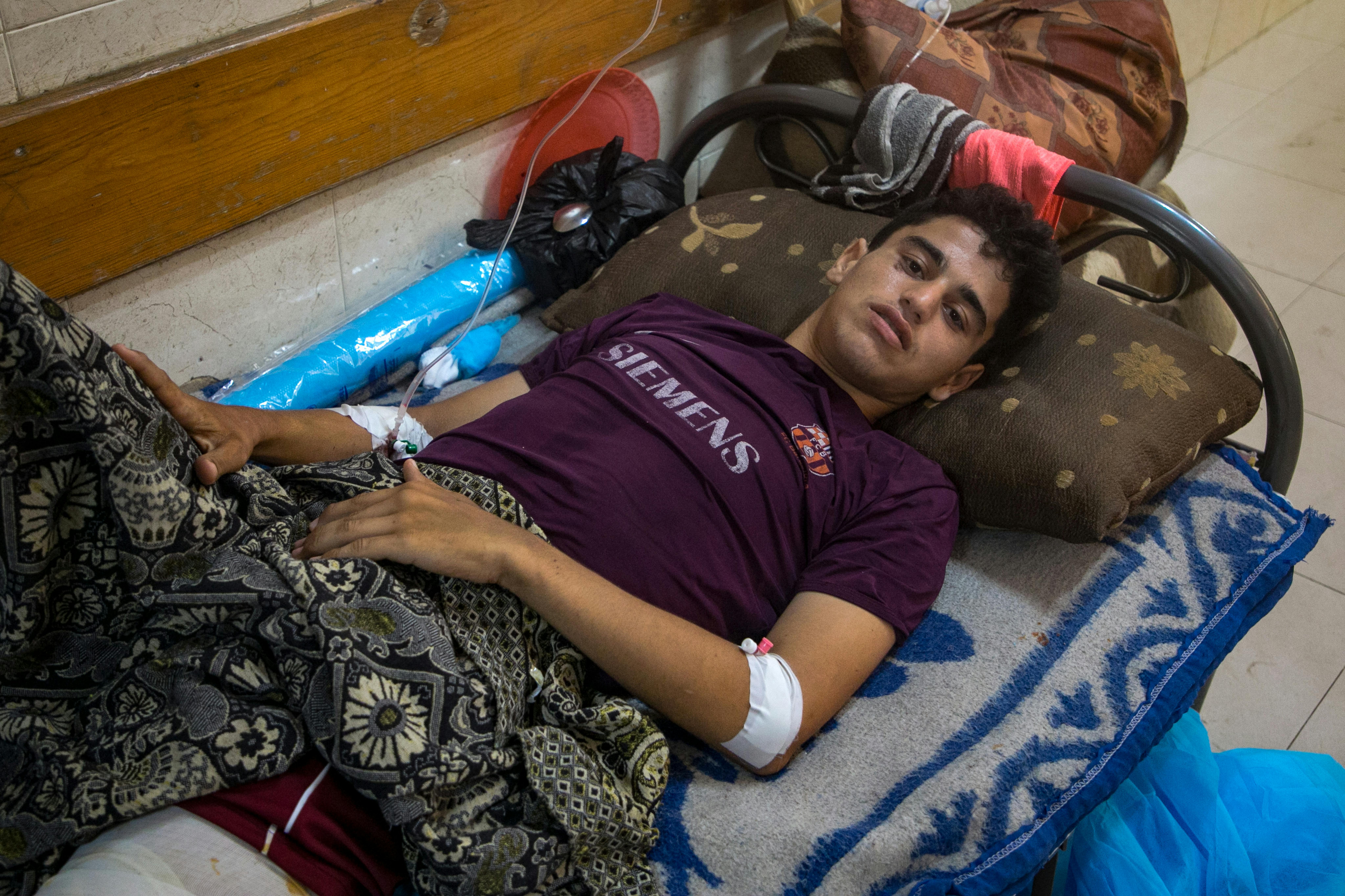 Striscia di Gaza: Il diciassettenne Bilal è ricoverato all'ospedale di Al Aqsa con gravi ferite al ginocchio riportate nei pressi di un punto di distribuzione non appartenente alle Nazioni Unite, dove sperava di trovare cibo per i suoi fratelli e sorelle più piccoli.