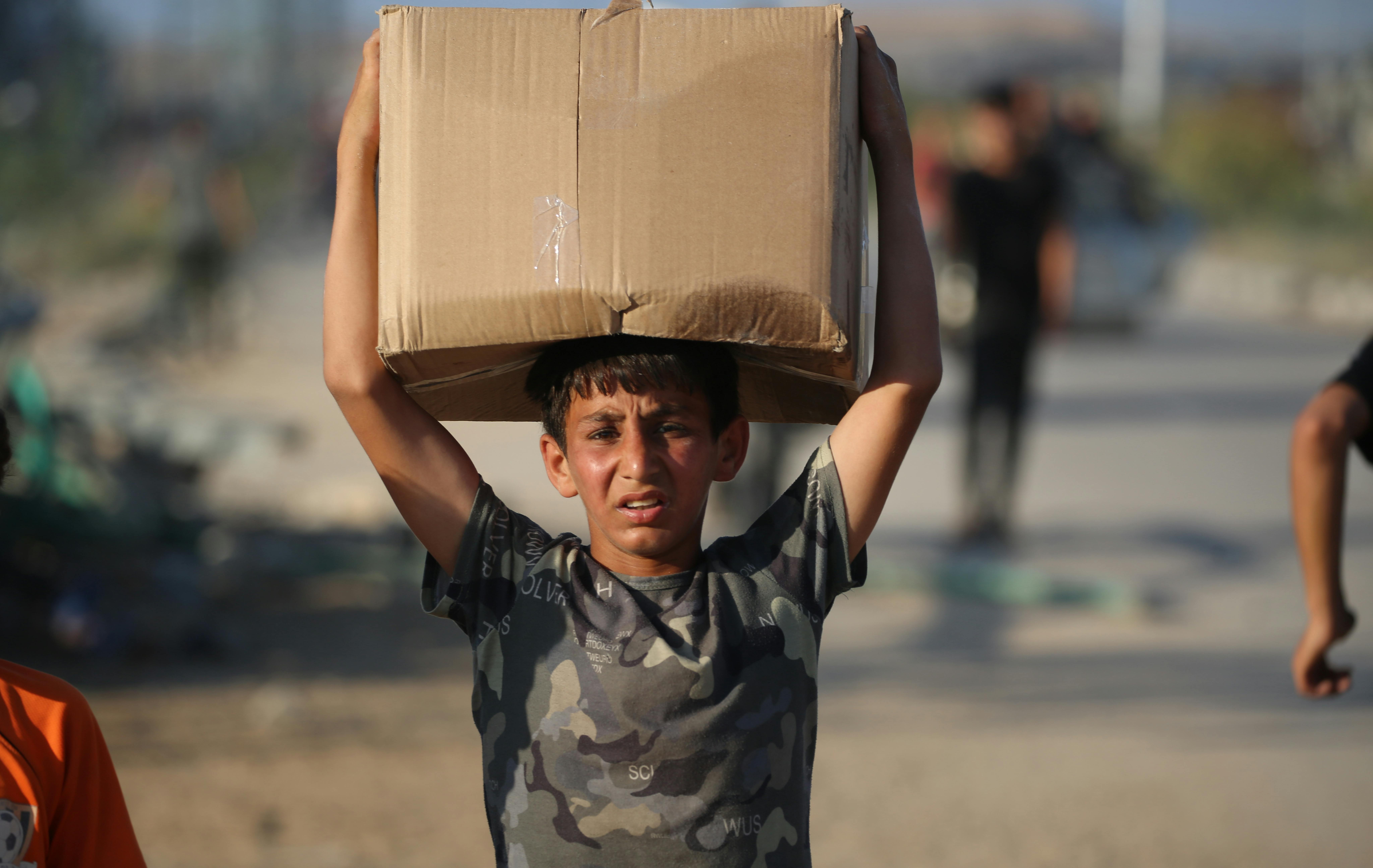 Striscia di Gaza:Fadi, 13 anni, rischia la vita per portare a casa cibo dalla distribuzione GHF per sua madre e i suoi fratelli
