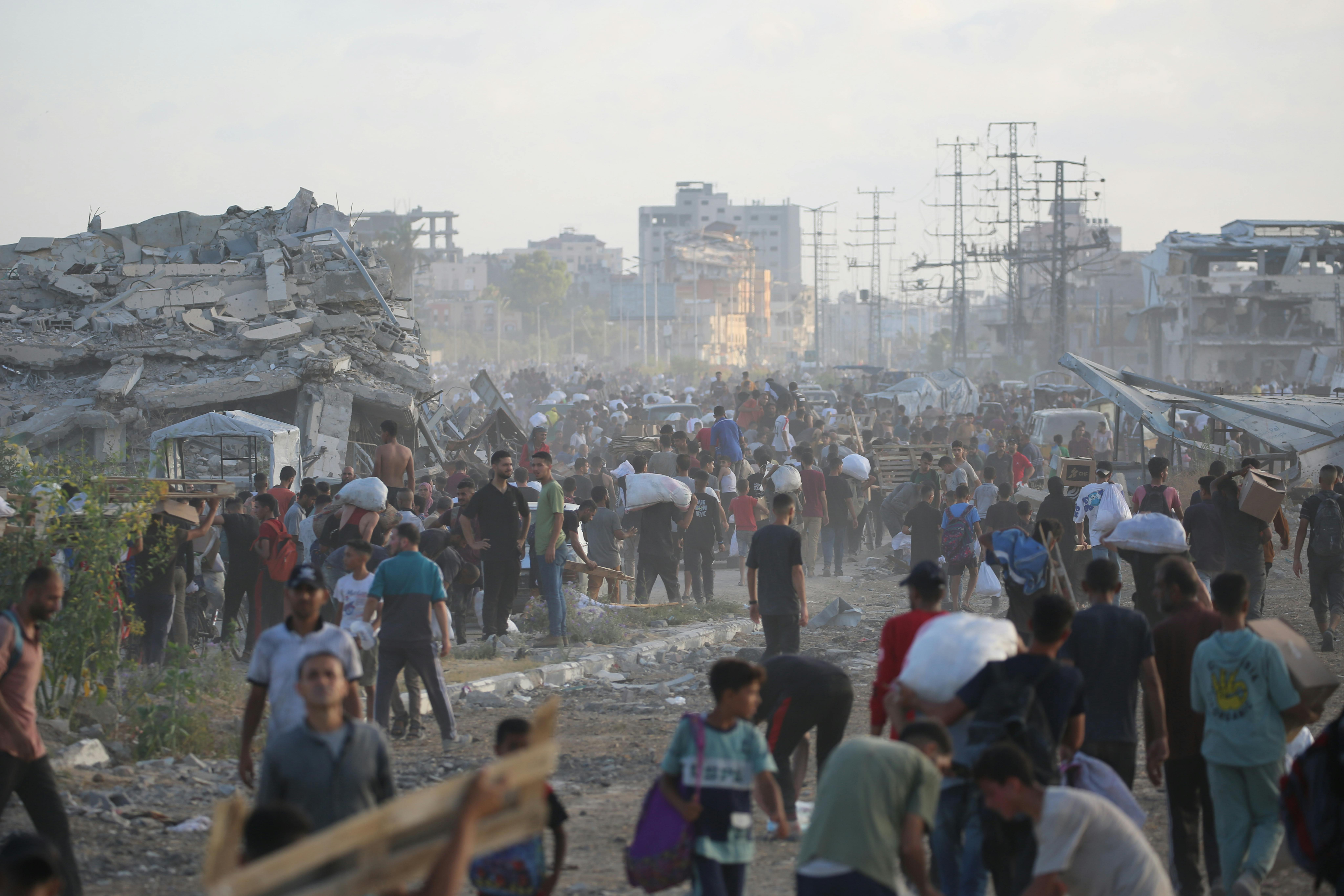 Abitanti di Gaza nelle vicinanze del punto di distribuzione del Gaza Humanitarian Foundation, vicino a Netzarim