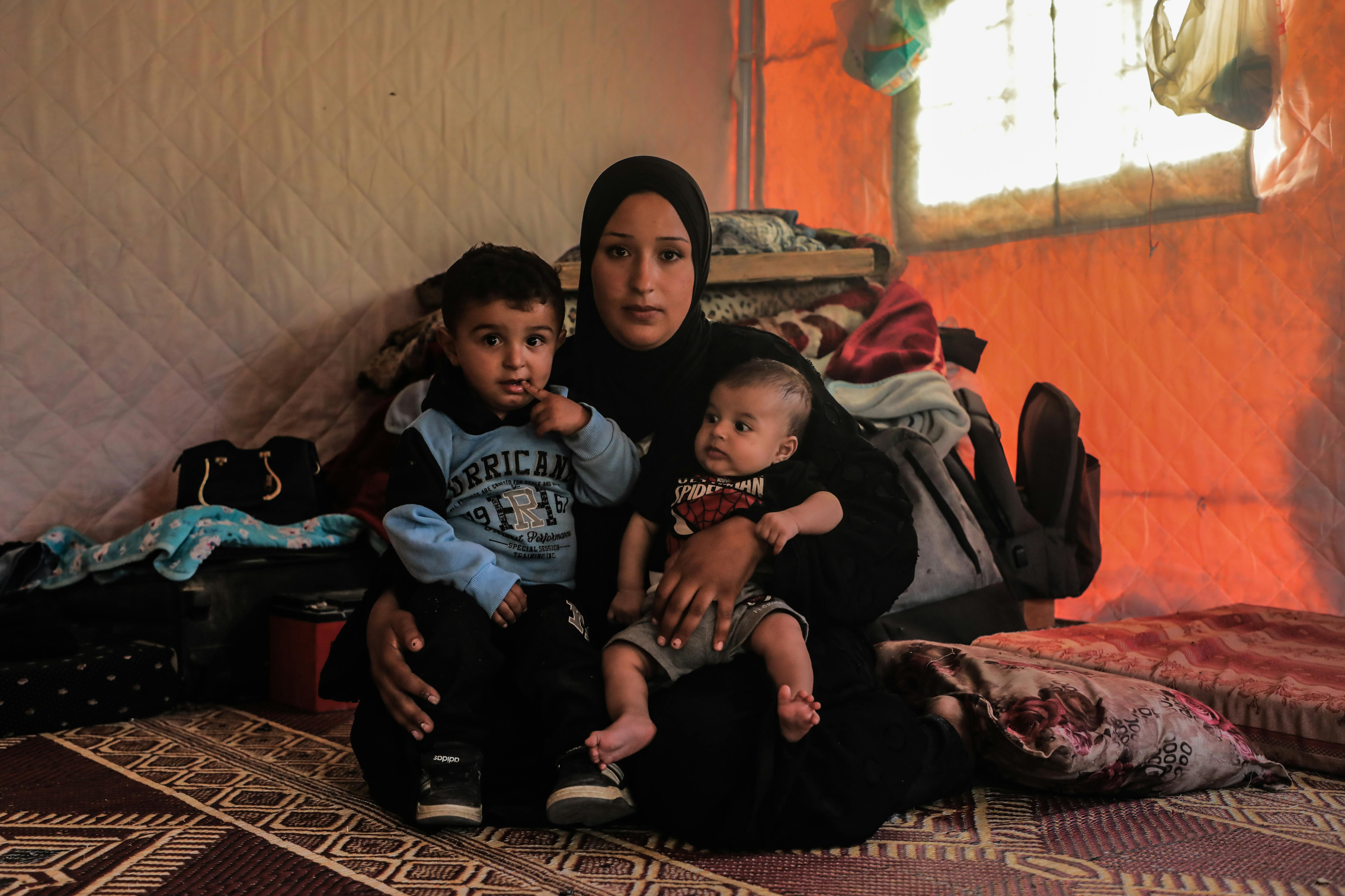 Dopo la morte dei loro gemelli appena nati per malnutrizione, Masoud (28) e sua moglie Waad sono determinati a fare tutto il possibile per mantenere in vita i loro due figli rimasti, Ibrahim, 2 anni, e Mohammed, 3 anni.