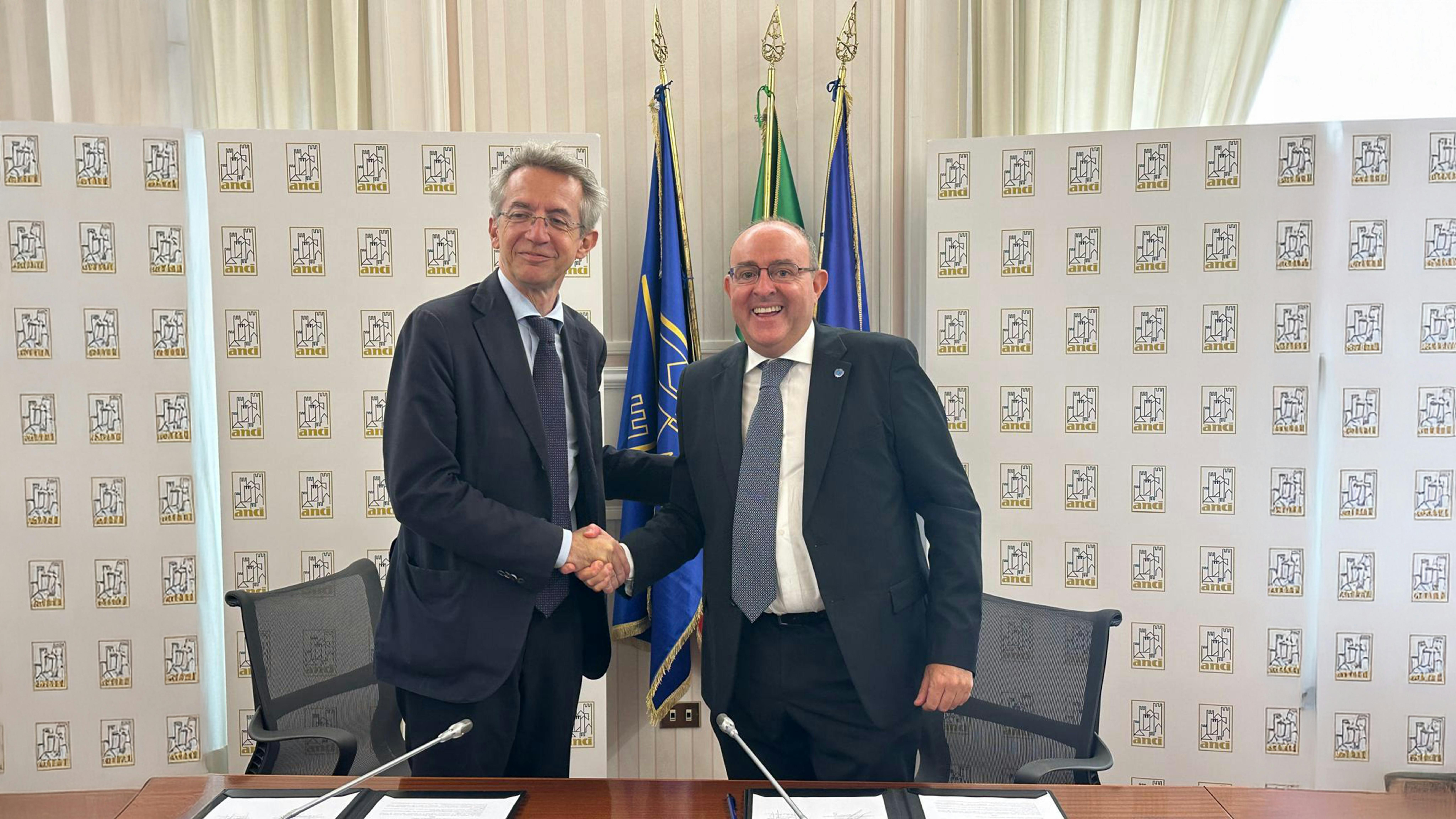 La stretta di mano fra il Presidente dell'Anci Gaetano Manfredi e il Presidente dell’UNICEF Italia Nicola Graziano