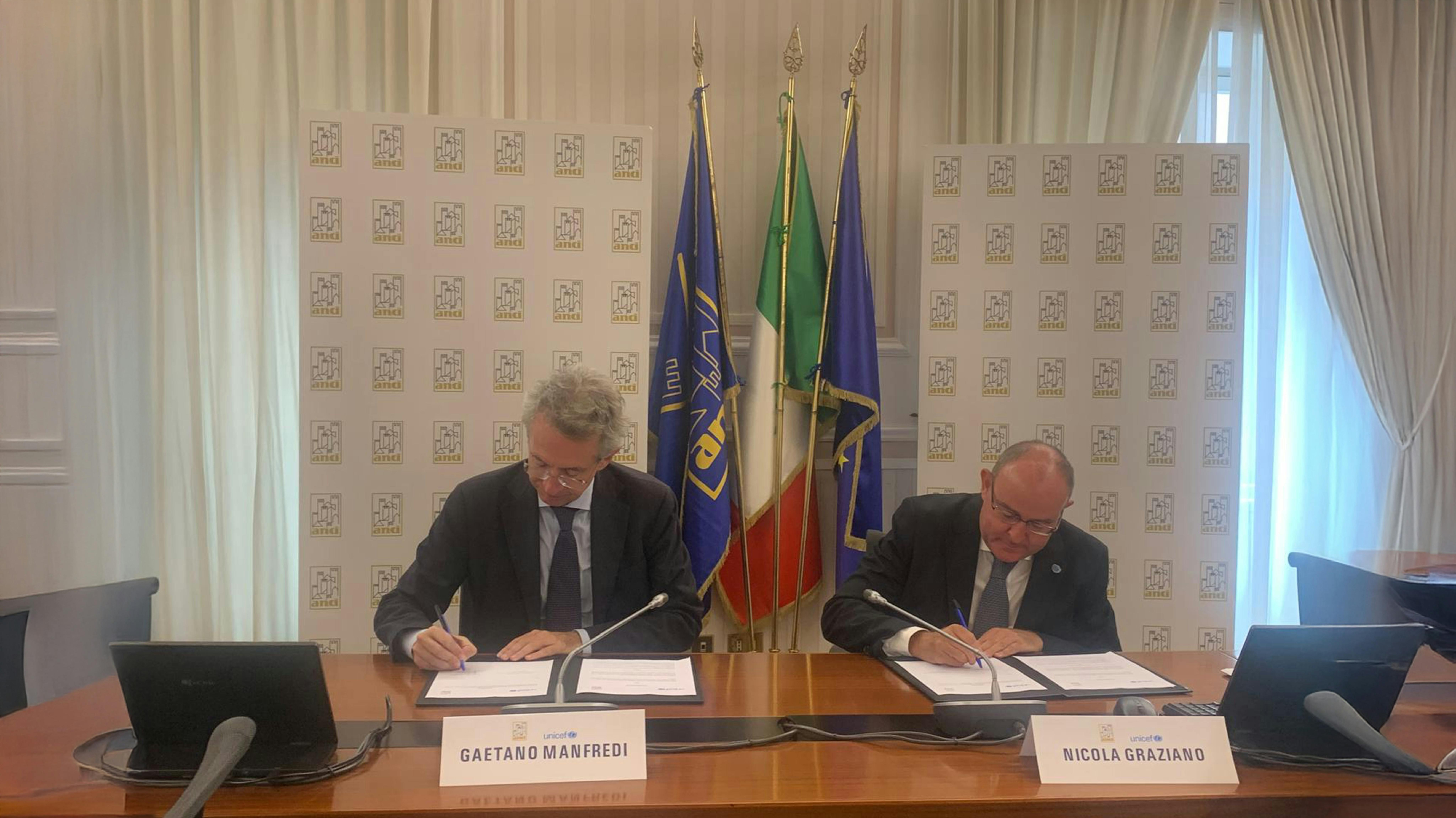 Il momento della firma del Protocollo: a sinistra, il  Presidente dell'Anci Gaetano Manfredi e a destra. il Presidente dell’UNICEF Italia Nicola Graziano