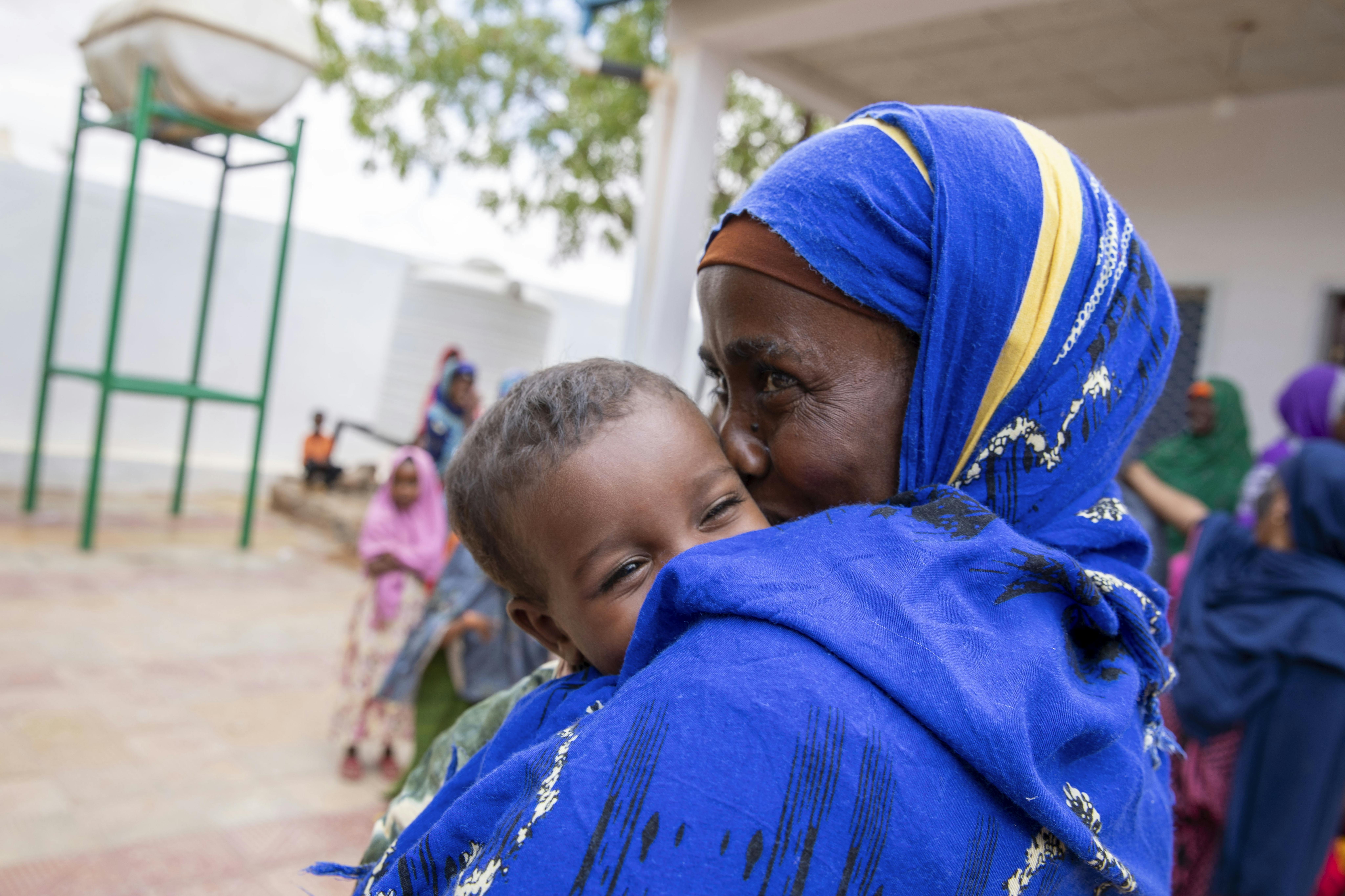 Hamdi, madre della piccola Ayaan di 9 mesi sorride perchè la sua bambina ora sta meglio. Siamo in Somalia