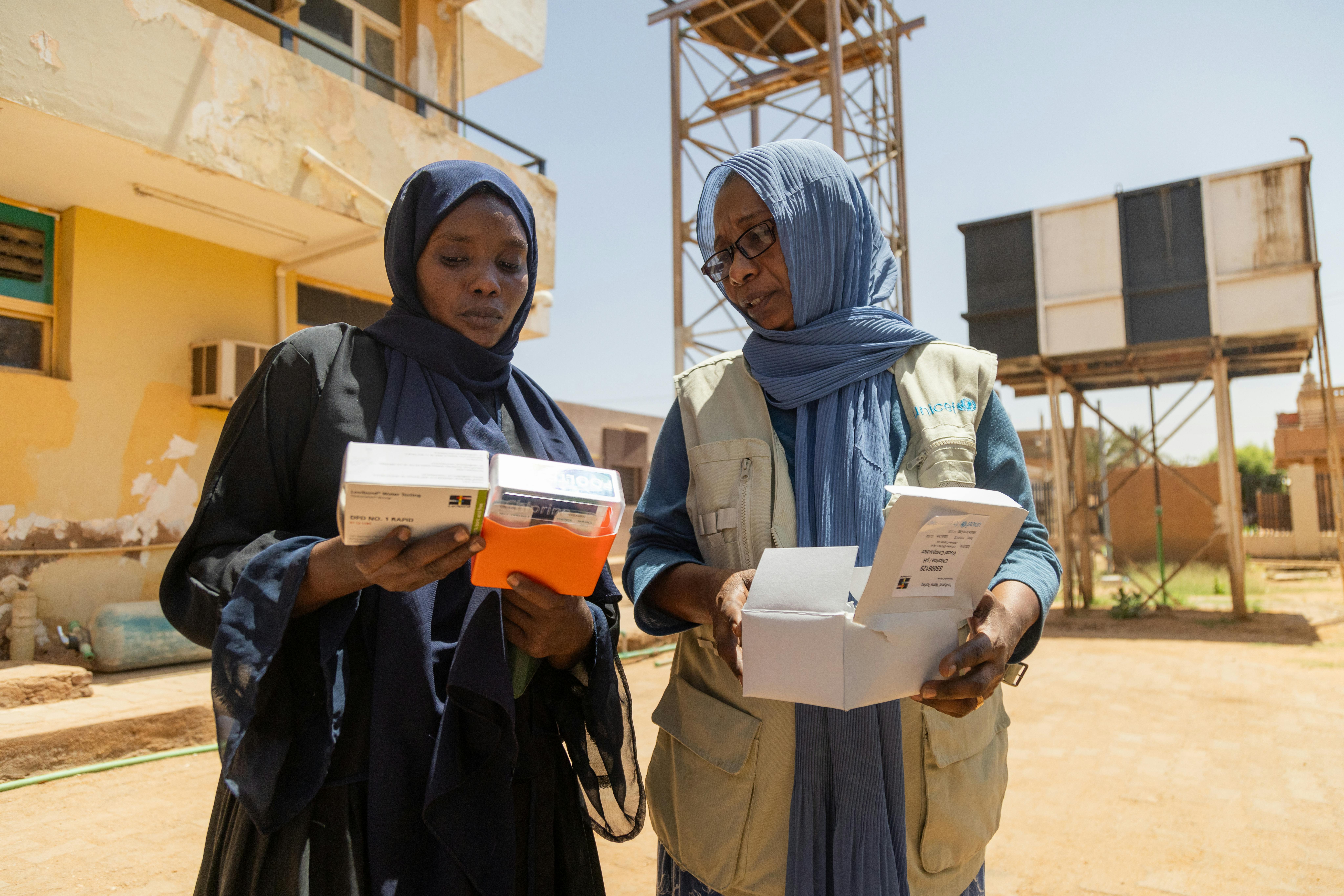 Il 31 maggio, la specialista WASH di UNICEF, Widad Osman Suliman, ha consegnato un kit per il test del cloro e ne ha spiegato l’utilizzo allo staff dell'ospedale di Alban Gadid, a Sharg Alneel, Khartoum.  In risposta all’epidemia di colera, UNICEF sta fornendo kit fondamentali per il controllo del cloro, con l’obiettivo di rafforzare la capacità dell’ospedale di monitorare e mantenere livelli sicuri di potabilità dell'acqua