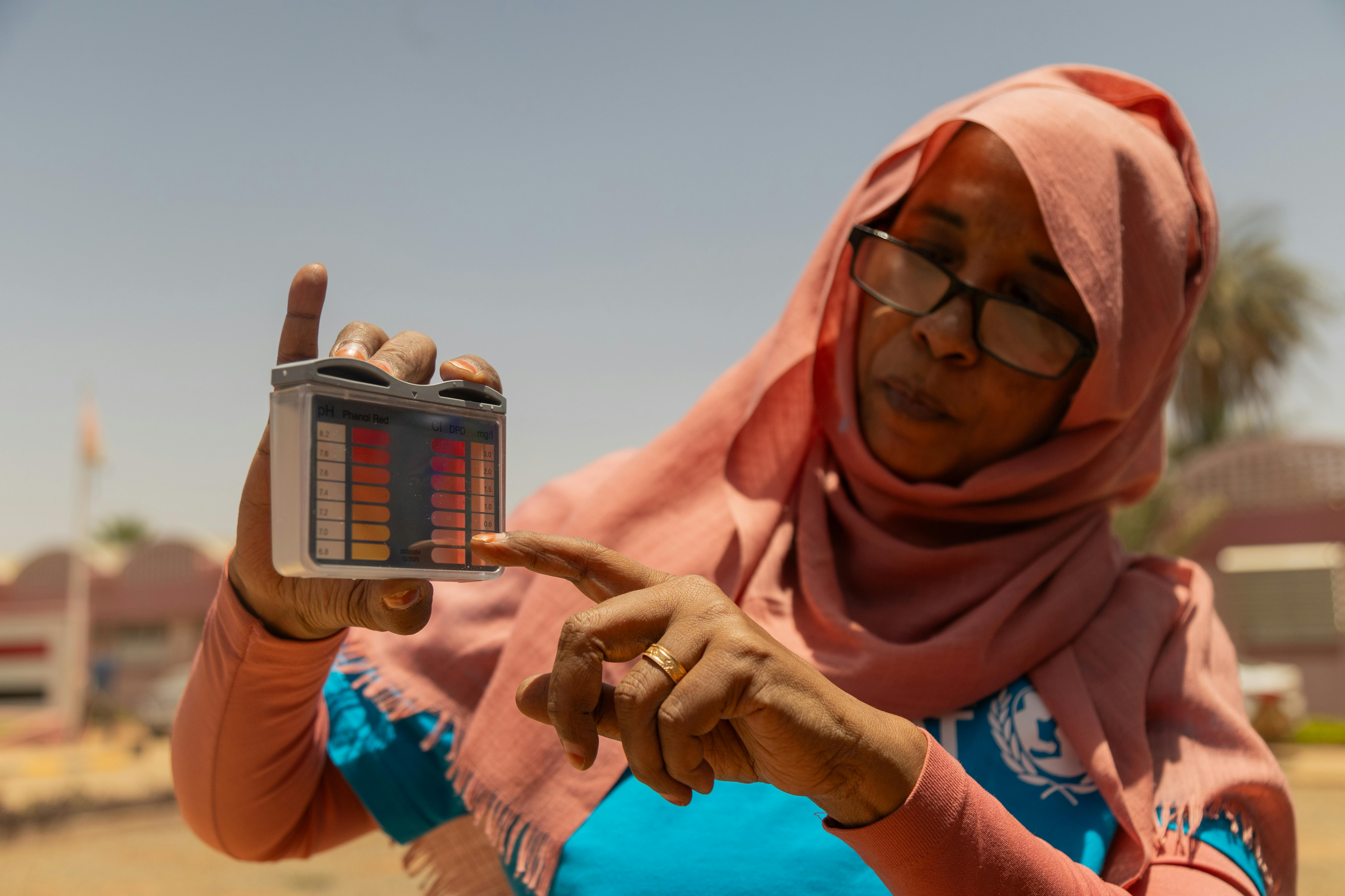 Un'operatrice mostra un test di misurazione dei parametri chimici vitali dell'acqua, in particolare i livelli di cloro e il valore del pH. Siamo a Khartoum, dove l'UNICEF sta svolgendo delle formazioni dei comitati locali per la gestione dell’acqua in risposta all’epidemia di colera.