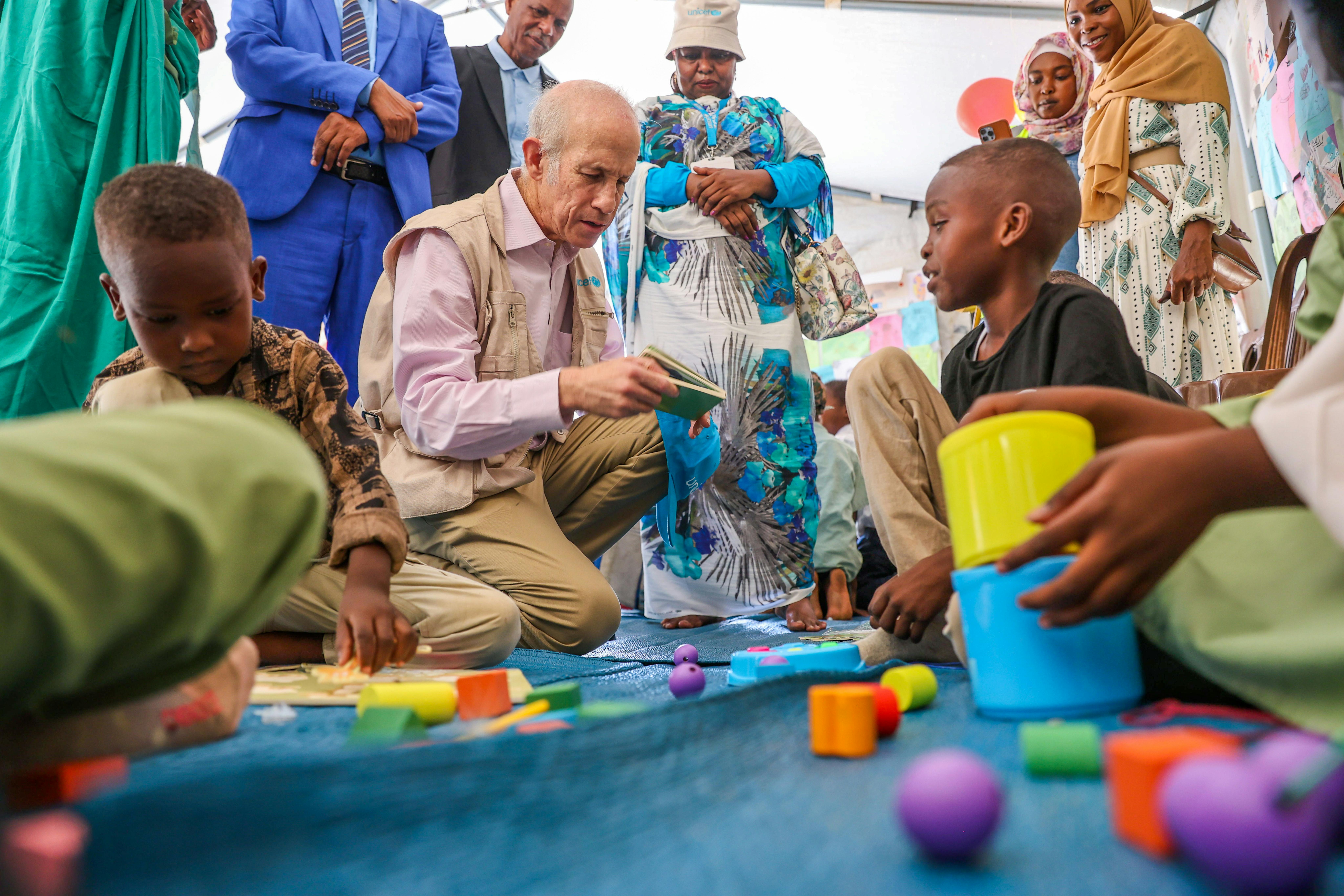 Il Rappresentante dell'UNICEF Sheldon Yett durante una visita ai bambini nello Spazio a misura di bambino (CFS) di Shandi Fawg, nello Stato di Aj Jazirah, in Sudan.