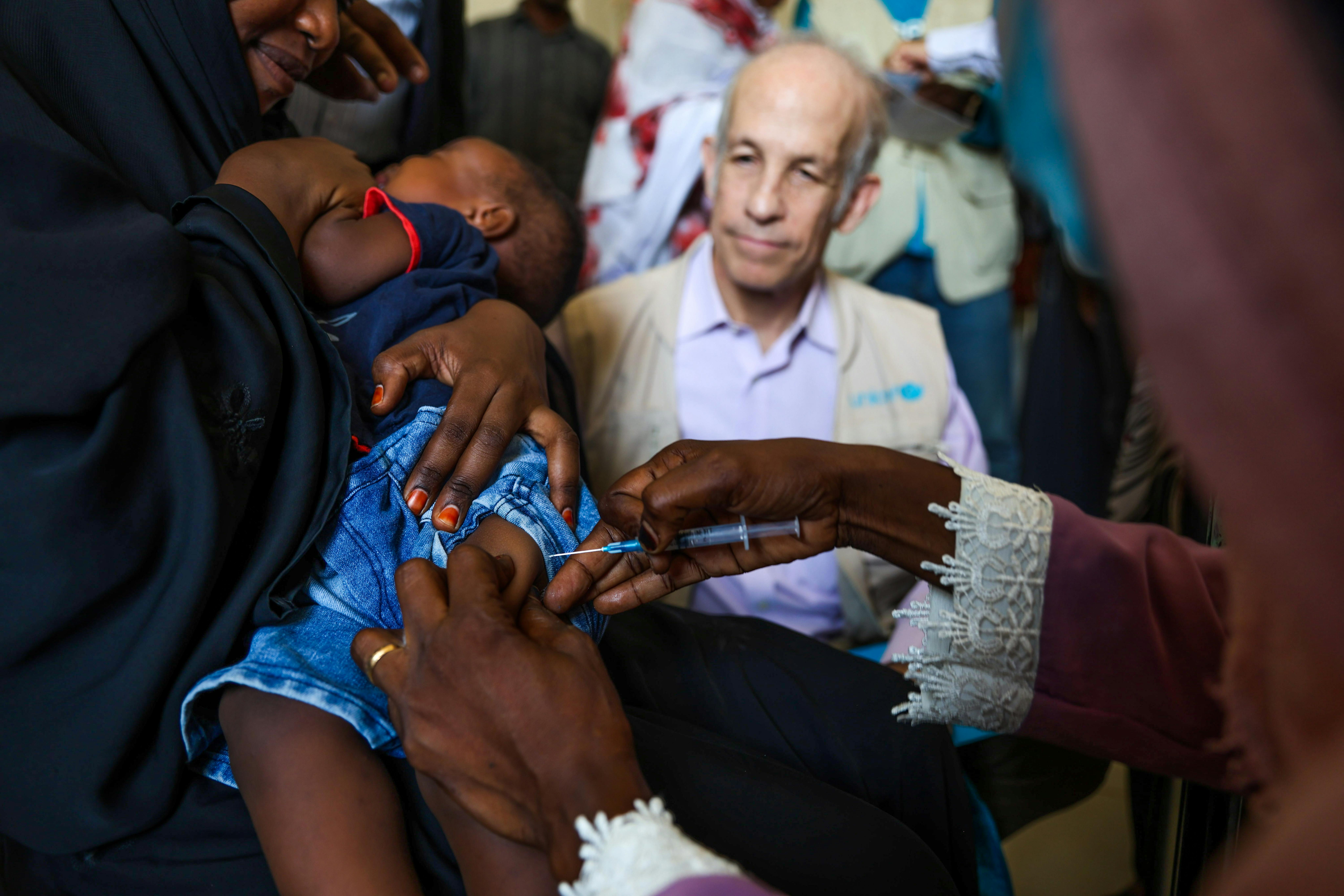 Sheldon Yett rappresentante dell'UNICEF in Sudan in visita ad un centro per bambini malnutriti