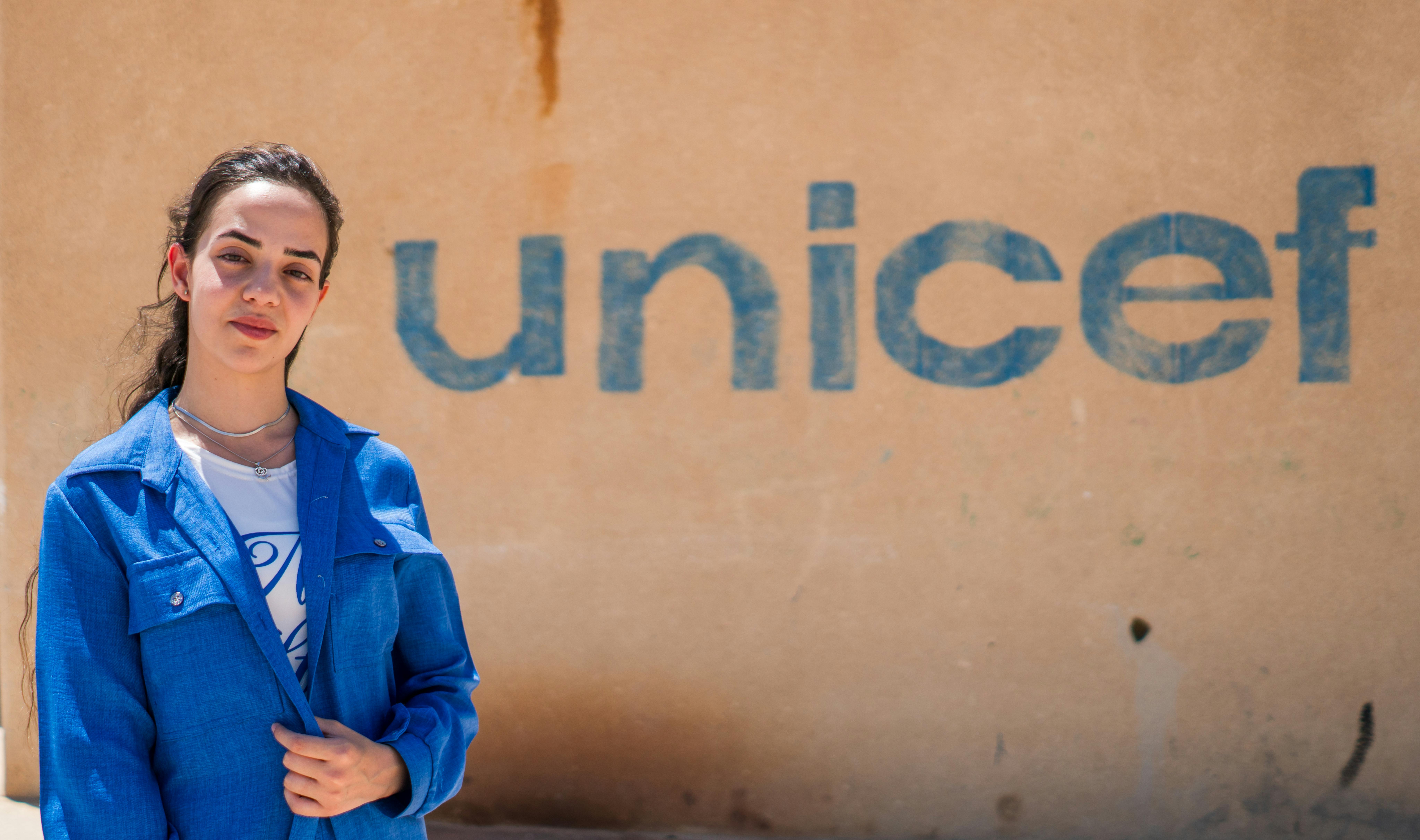 Zahraa, 21 anni, della zona rurale di Hama, in Siria, non sapeva come compiere il salto dall’istruzione al mondo del lavoro, soprattutto perché i problemi economici e le responsabilità familiari erano degli ostacoli. Ha seguito un corso offerto gratuitamente dall'UNICEF ed è cambiato tutto