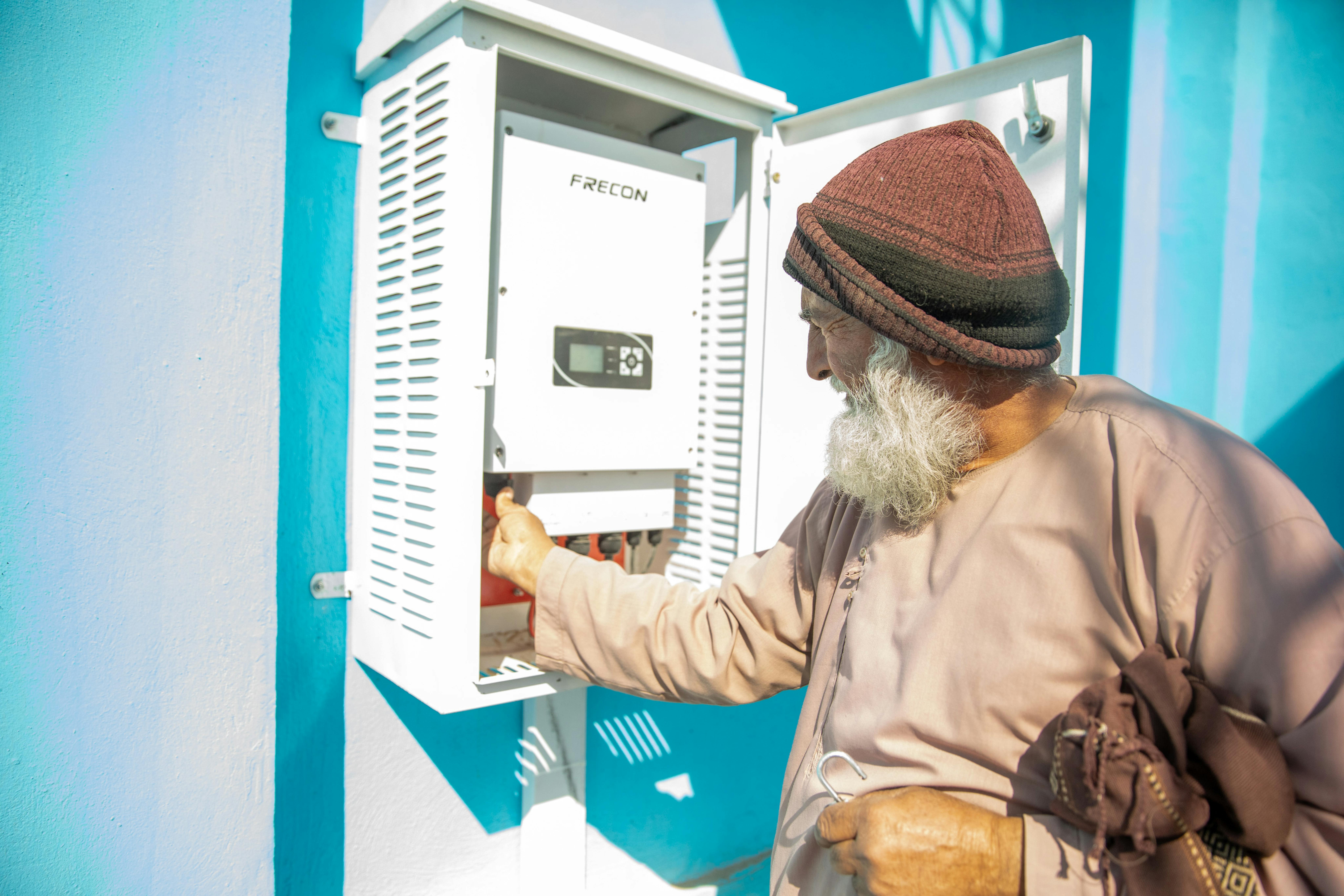 Ghawsuddin, 65 anni, sta ispezionando il sistema di approvvigionamento idrico appena inaugurato nella provincia di Fara. È uno dei meccanici formati dall'UNICEF sulla gestione, il funzionamento e la manutenzione dei sistemi di approvvigionamento idrico.