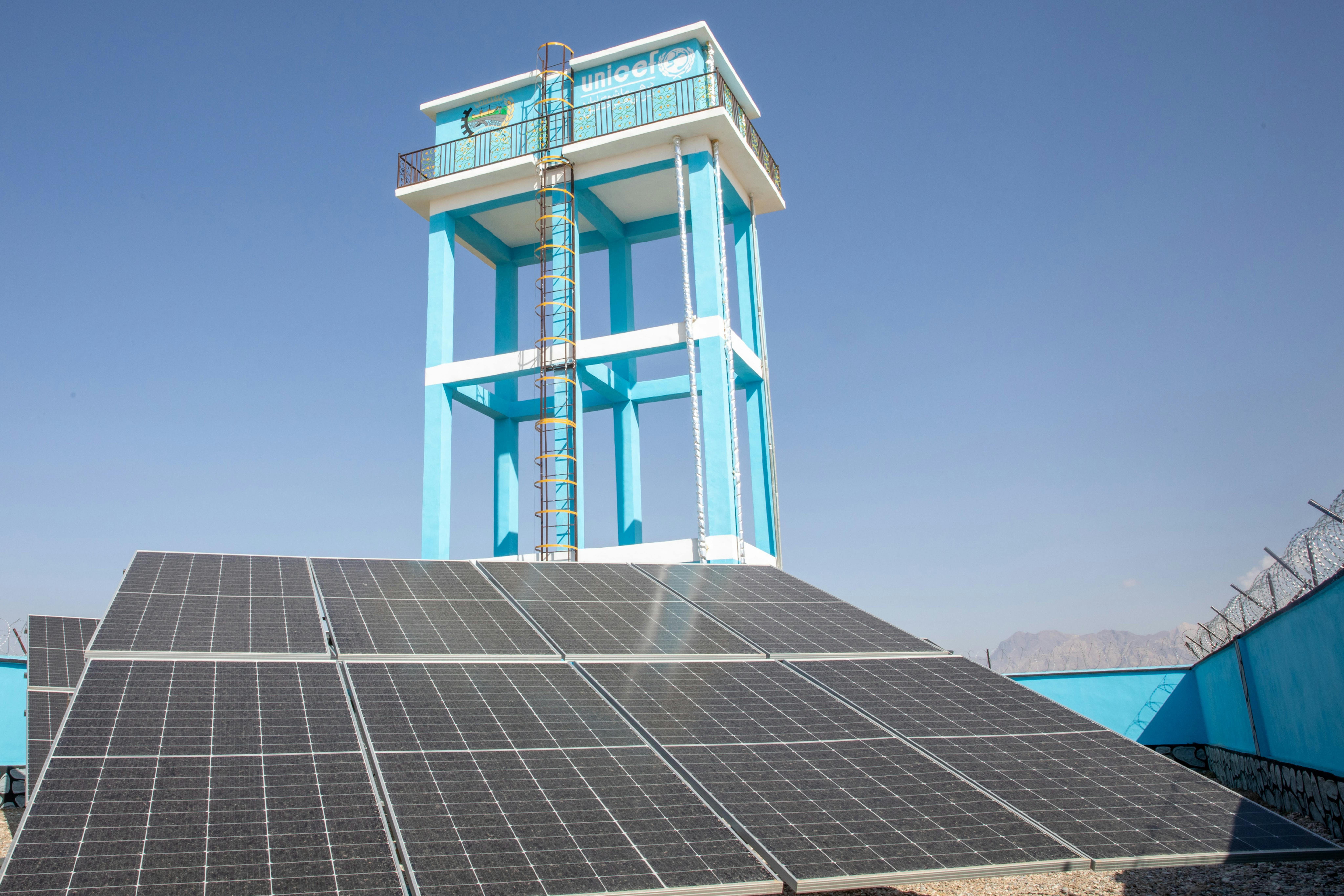 Il sistema di approvvigionamento idrico appena inaugurato nella provincia di Farah, Khormaloq. È uno degli impianti installati dall'UNICEF ad energia solare per portare l'acqua nelle zone più remote dell'Afghanistan