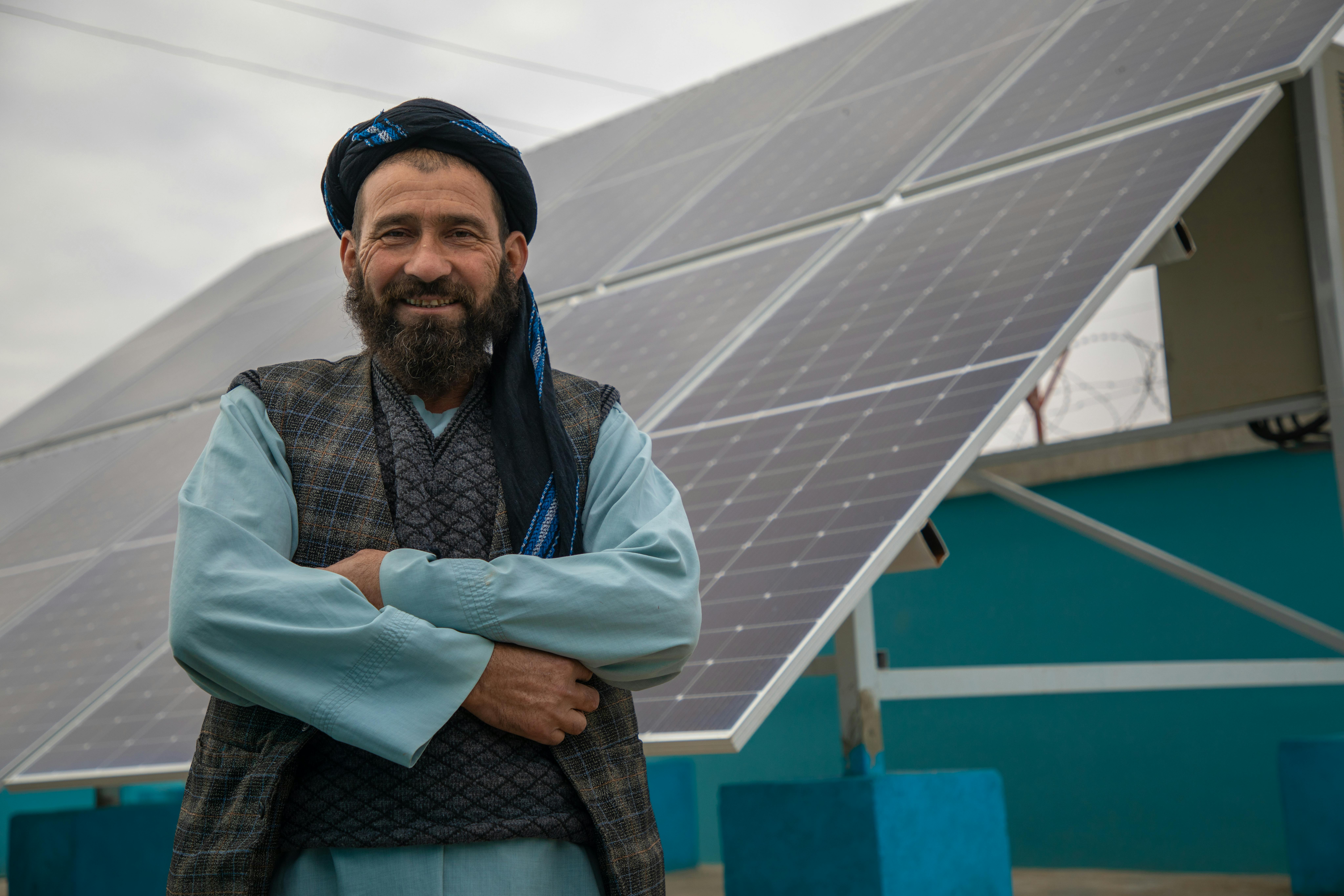 Baaz Mohammad lavora come tecnico e si occupa della manutenzione dell'impianto solare per garantire l'acqua corrente in tutte le case del suo villaggio. Siamo nel villaggio di Shekhaa, distretto di Dawalatabad, provincia di Faryab, Afghanistan.
