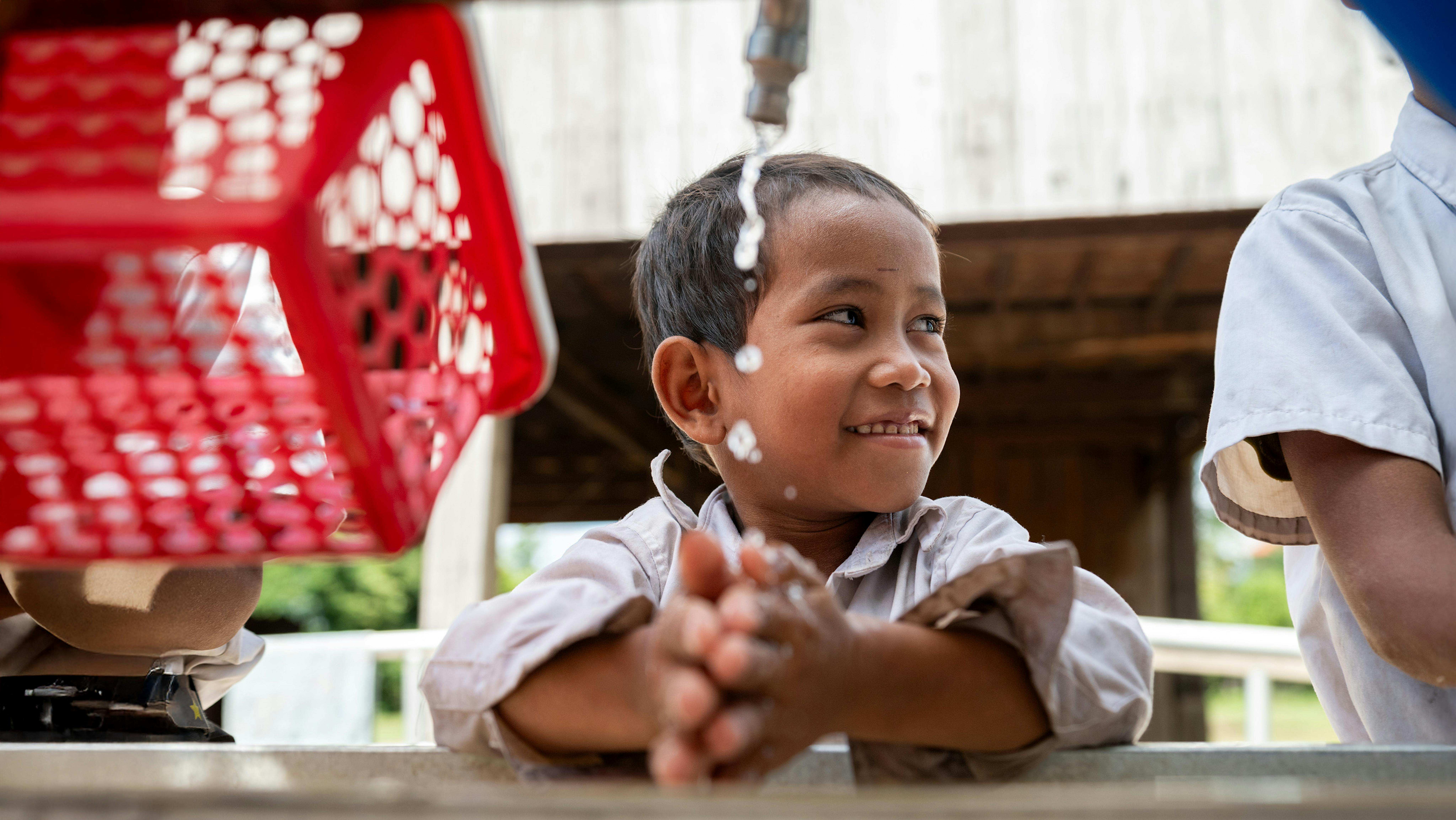 Cambogia - Det Theara si lava le mani presso la stazione di acqua, servizi igienico-sanitari e igiene (WASH) appena installata presso la scuola elementare di Sre Chhouk nel villaggio di Sre Chhouk,