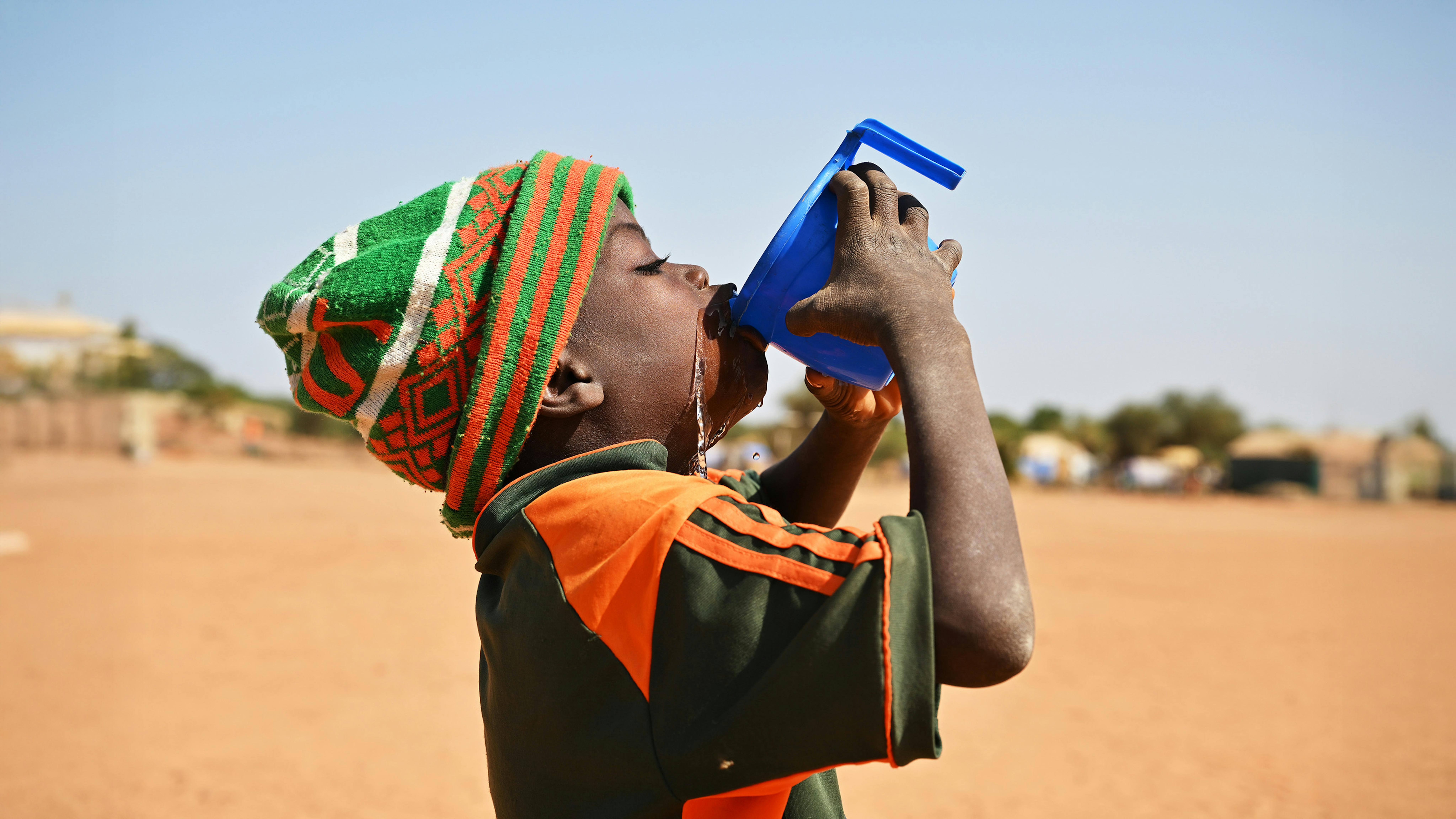 Burkina Faso - Un ragazzo sta bevendo acqua allo Spazio Child Friendly di Fada N'gourma