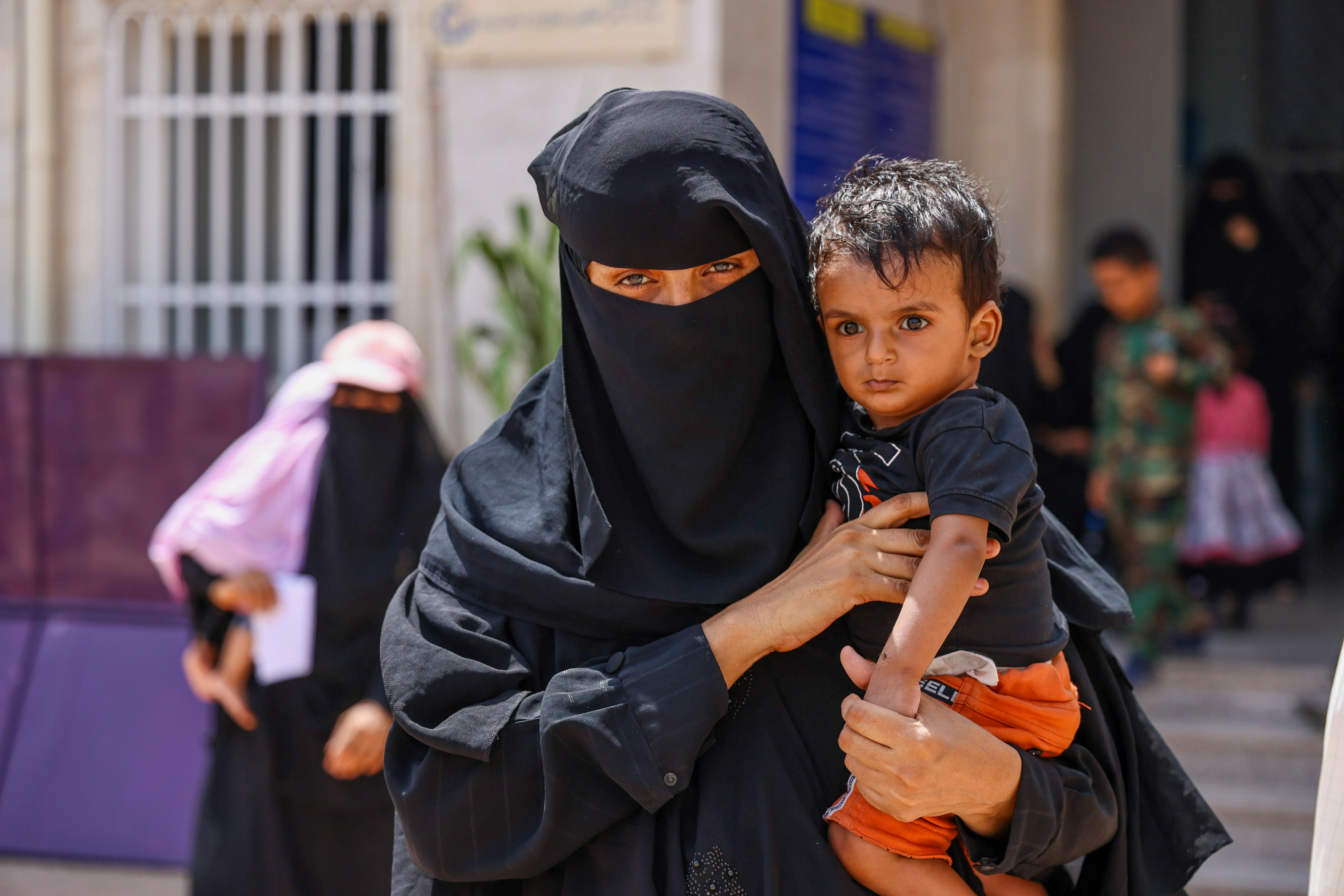 Yemen: Hamad e sua madre Zakia davanti al centro sanitario supportato dall'UNICEF dopo il trattamento, Taiz, luglio 2025. Hamad si sta riprendendo e sta aumentando di peso.