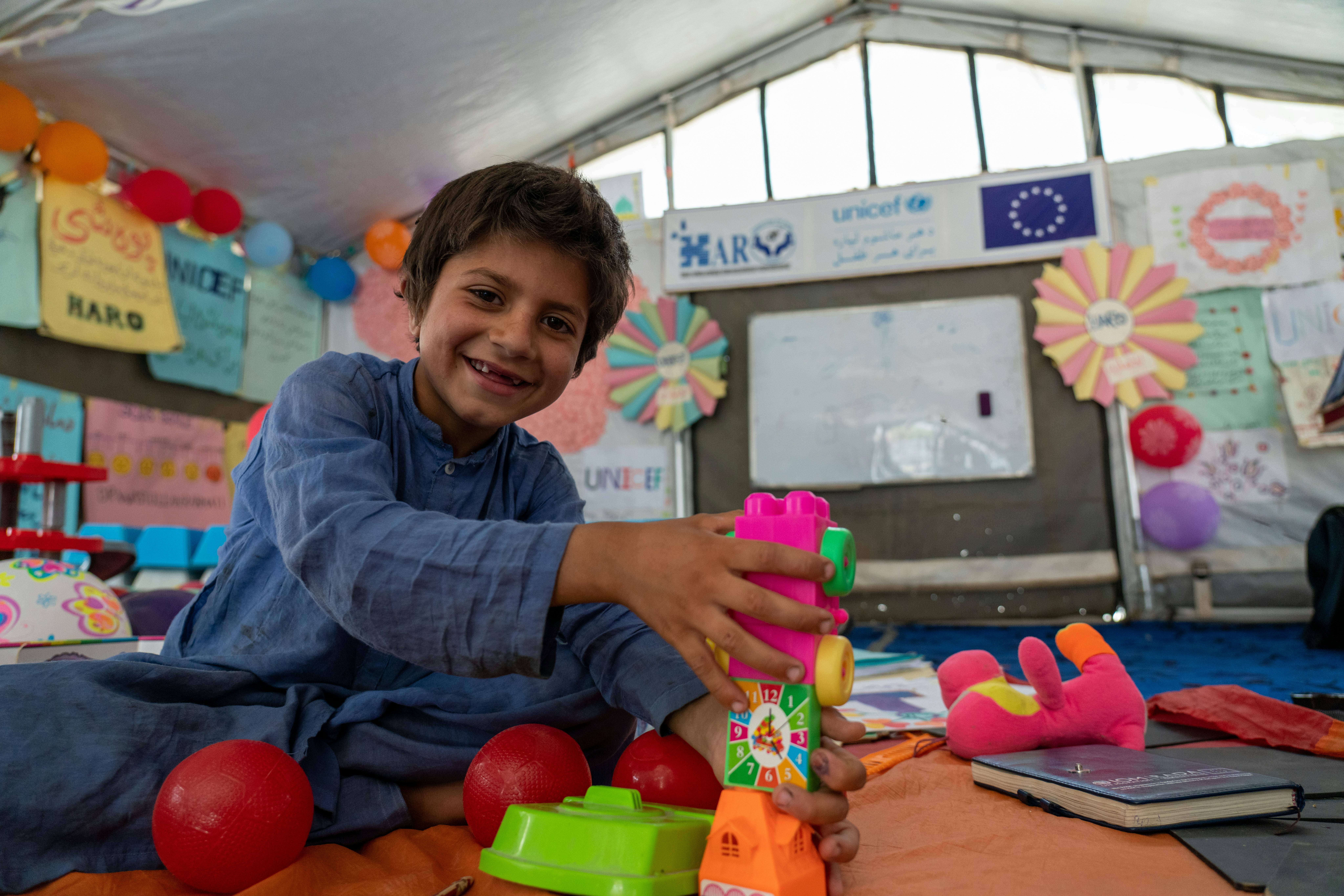 Afghanistan - Jamil, 8 anni, della provincia di Kunduz, sta giocando al Torkham Zero Point Child Friendly Space (CFS)
