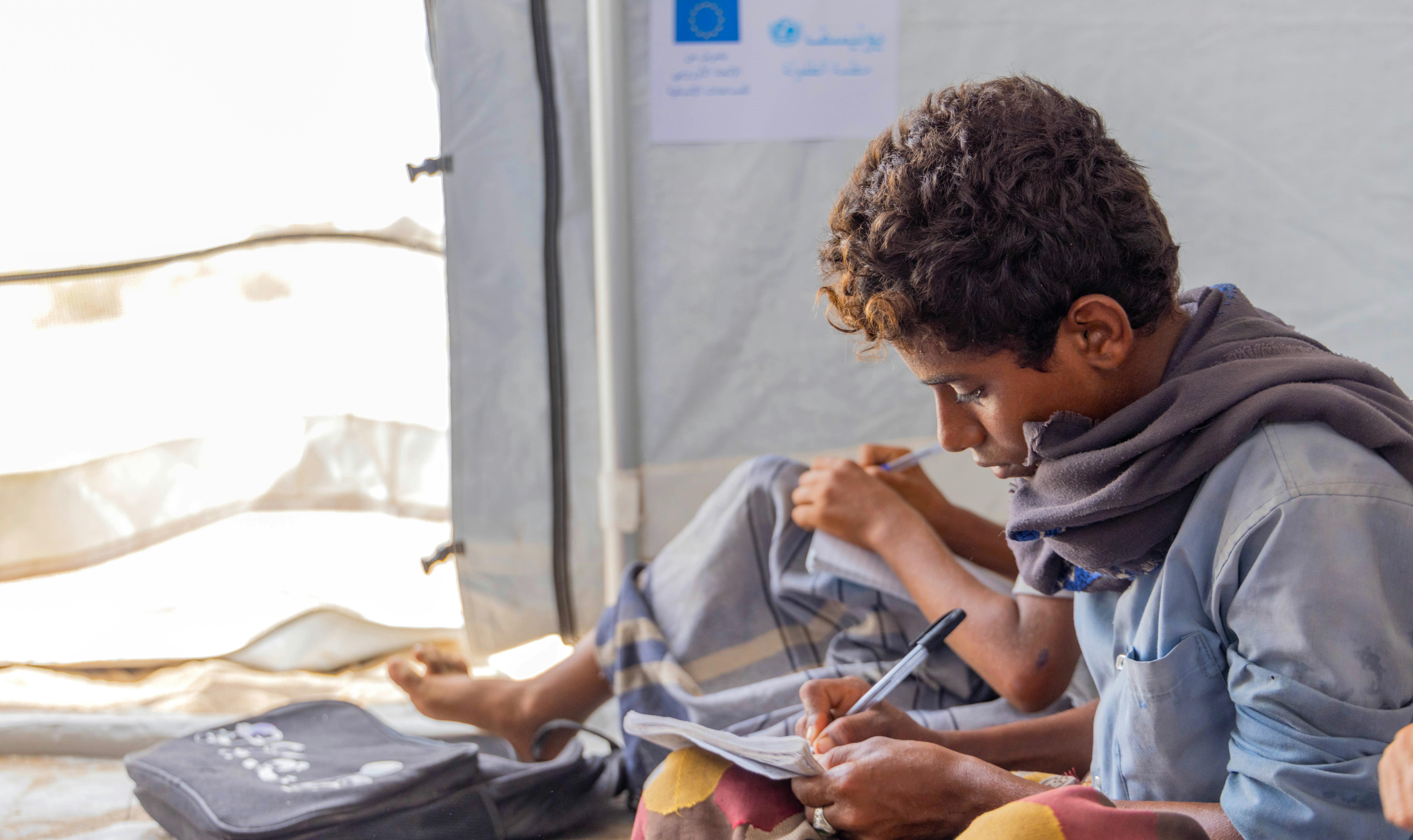 Yemen. Gli studenti ricevono una lezione di arabo all'interno delle tende didattiche nell'area di Sheib Naba'a messe a disposizione dall'UNICEF